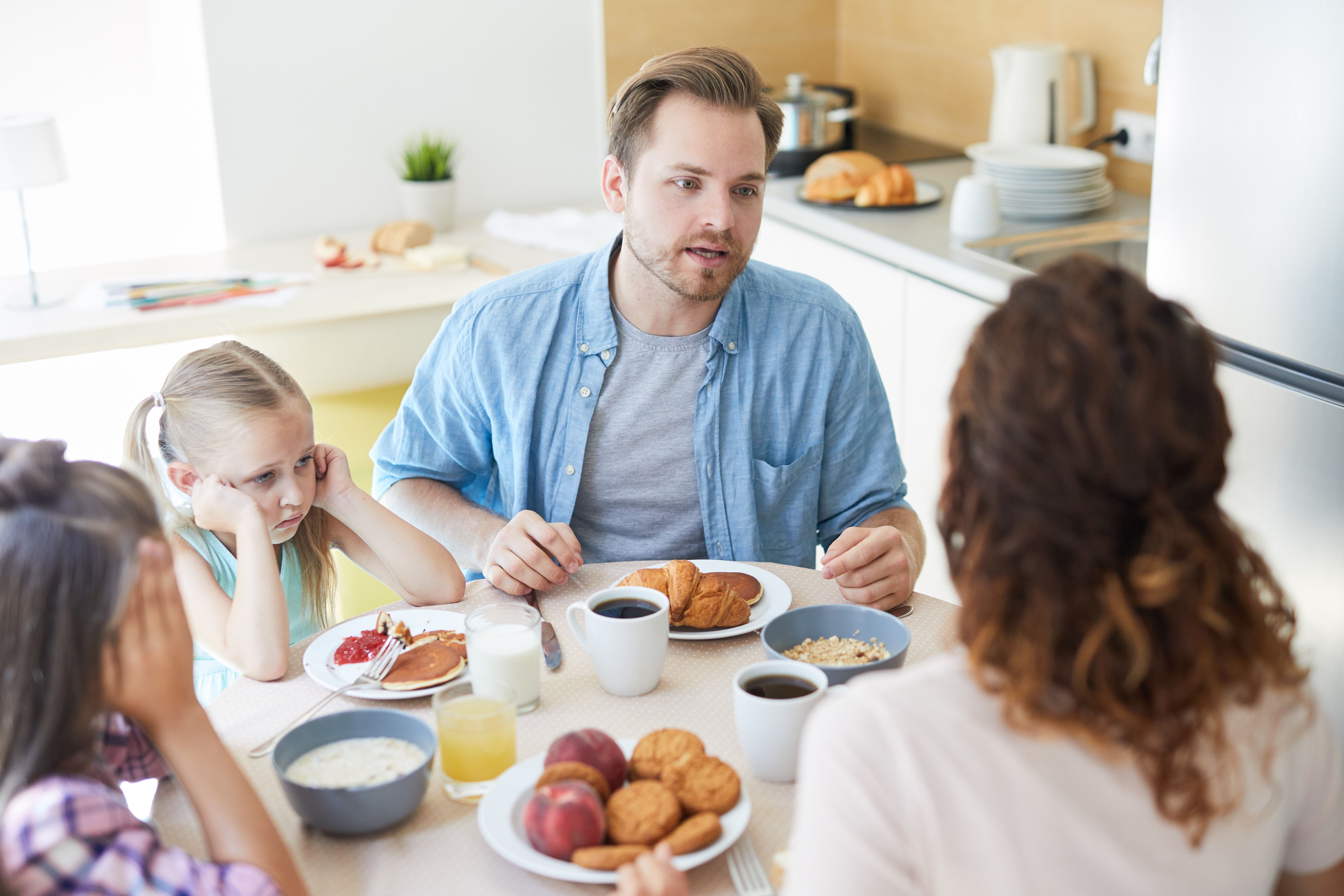 Eine Familie streitet am Frühstückstisch. | Quelle: Shutterstock