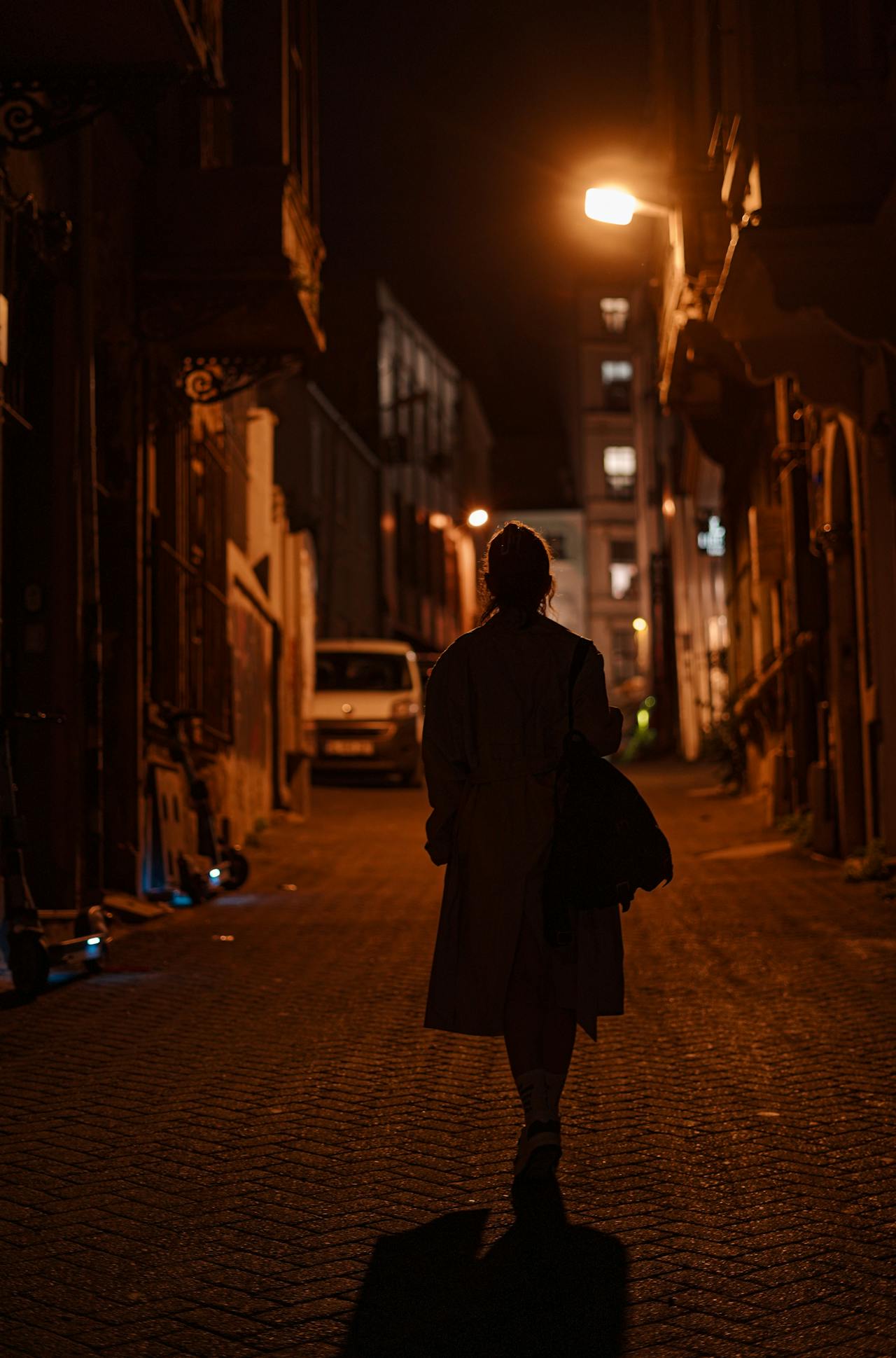 Eine Frau, die auf der Straße geht | Quelle: Pexels