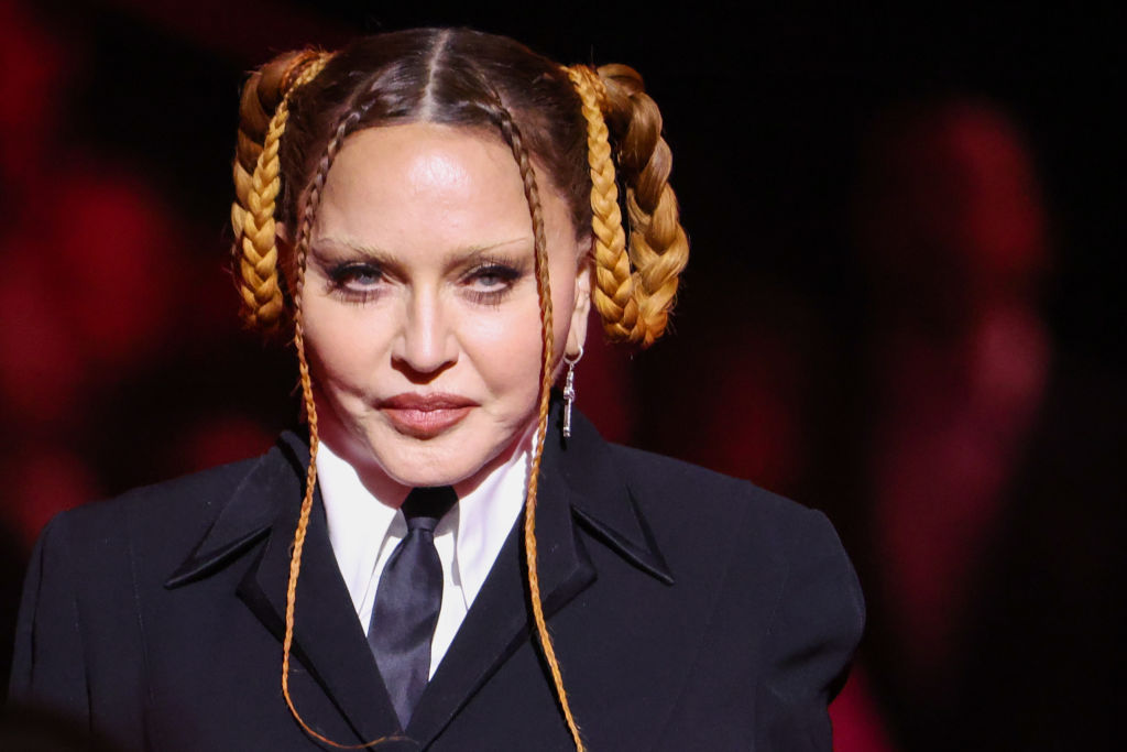 Madonna erschien bei den Grammy Awards 2023 in einem schwarzen, maßgeschneiderten Outfit, wobei ihre Zöpfe zu skulpturalen Schleifen gestylt waren. Ihr Auftritt sorgte schnell für großes Aufsehen. | Quelle: Getty Images