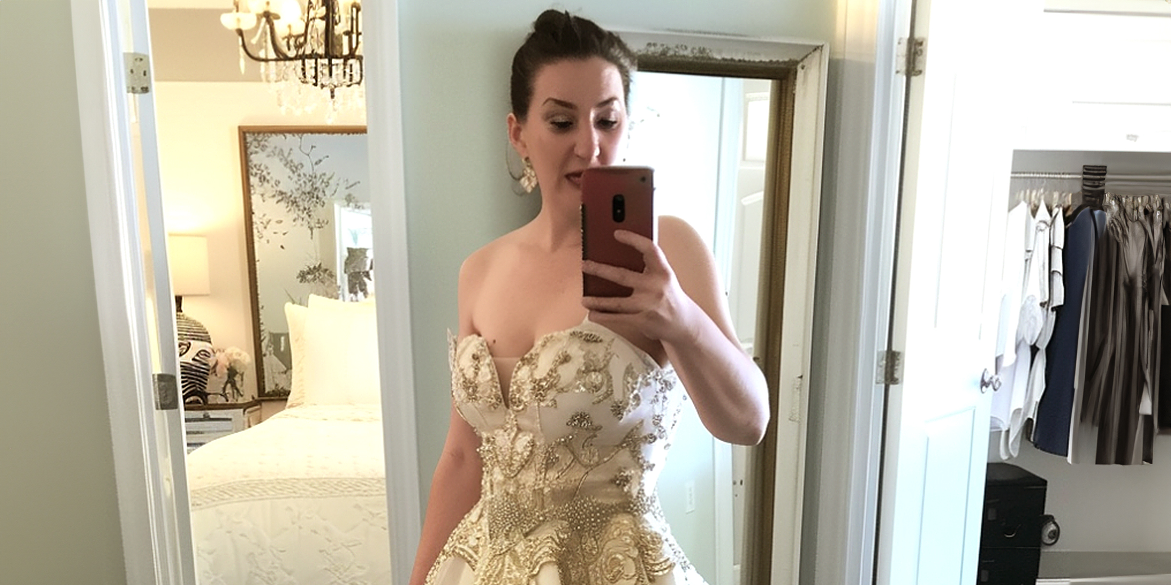 Eine Frau im Brautkleid macht ein Selfie | Quelle: AmoMama