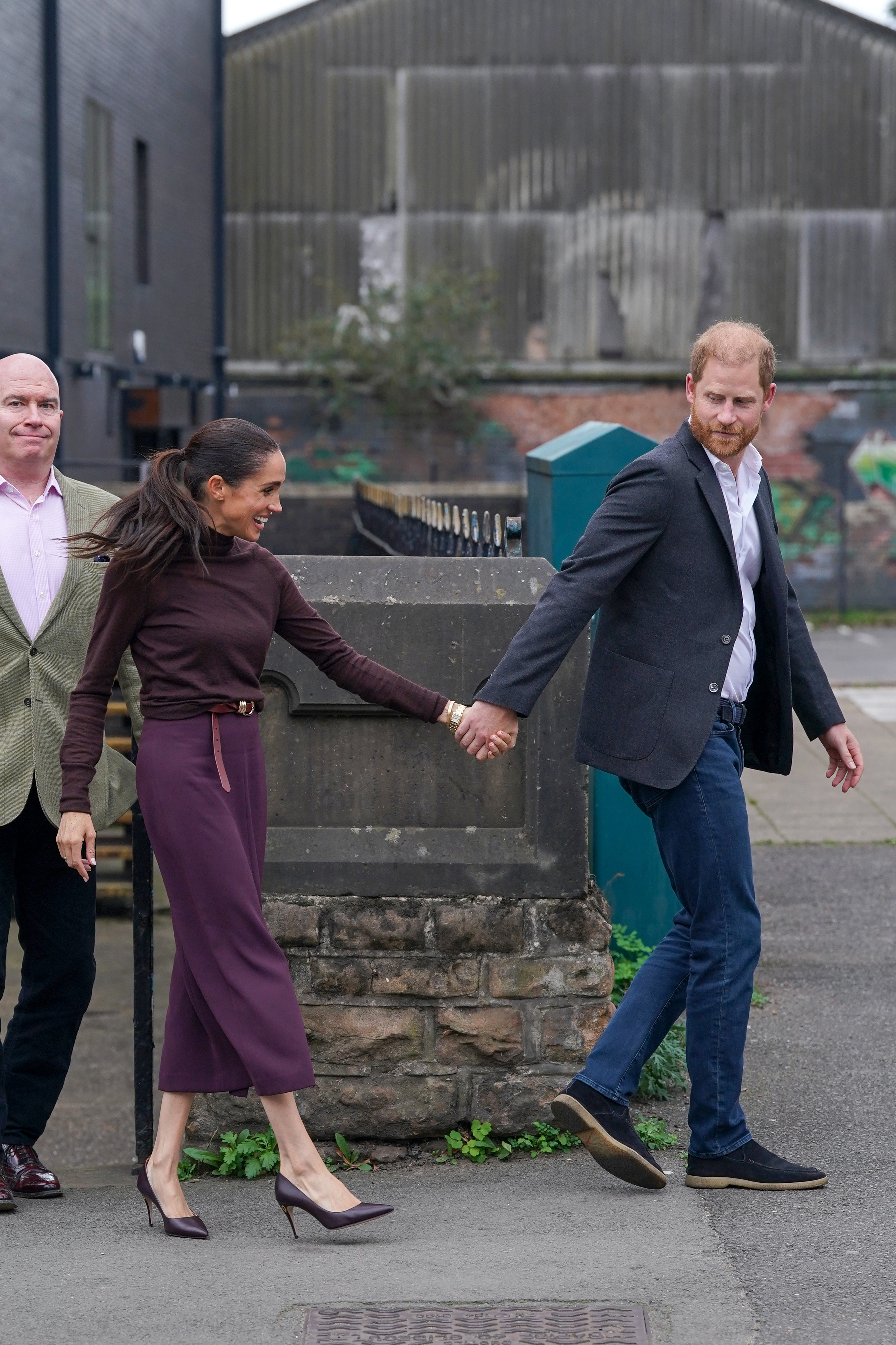 Meghan, Herzogin von Sussex, und Prinz Harry, Herzog von Sussex, verlassen den „Himmah Hub“, eine Bürgerinitiative gegen Ernährungsarmut. | Quelle: Getty Images