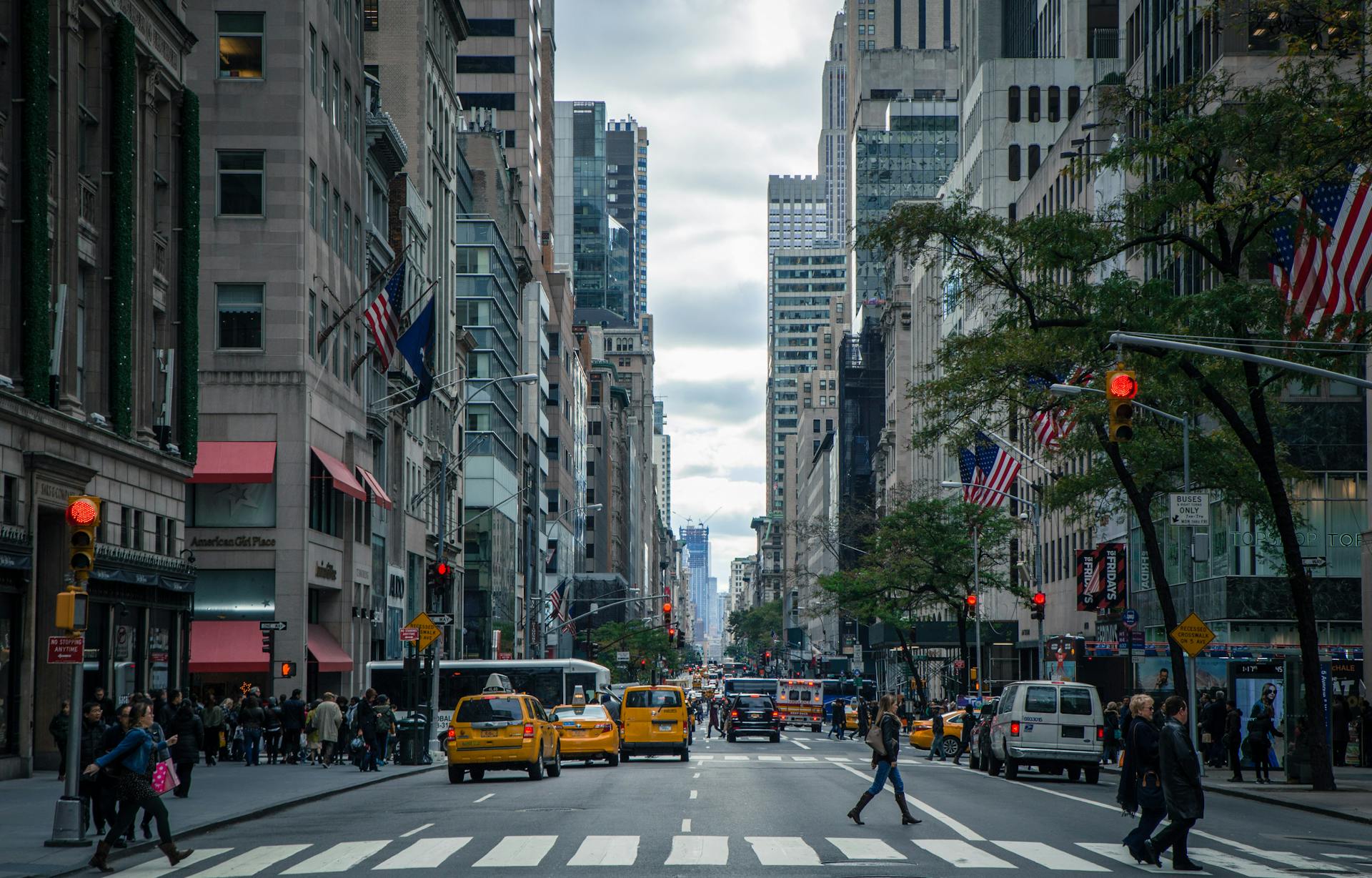 Eine Stadtstraße | Quelle: Pexels