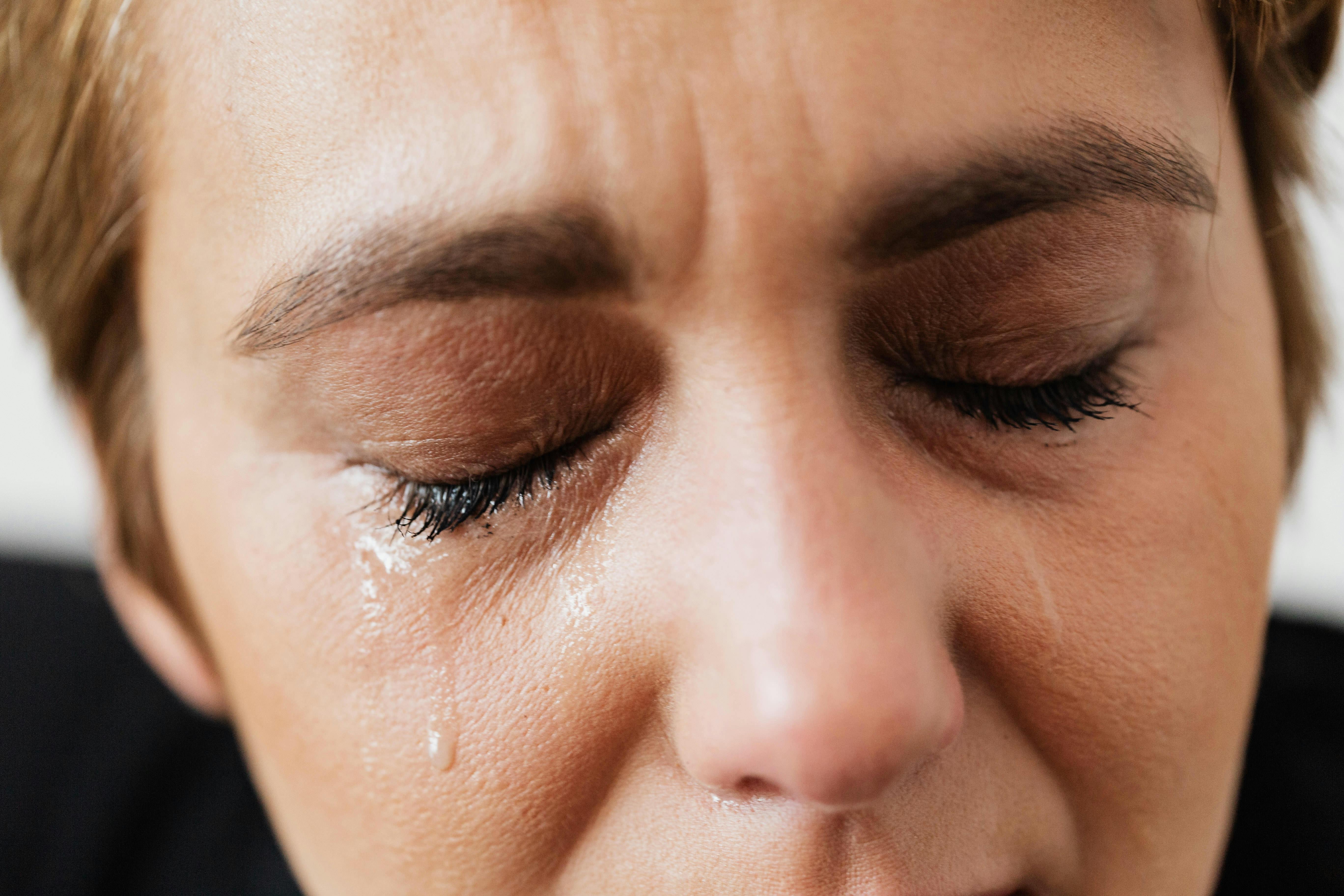 Eine Nahaufnahme einer Frau mit Tränen im Gesicht | Quelle: Pexels