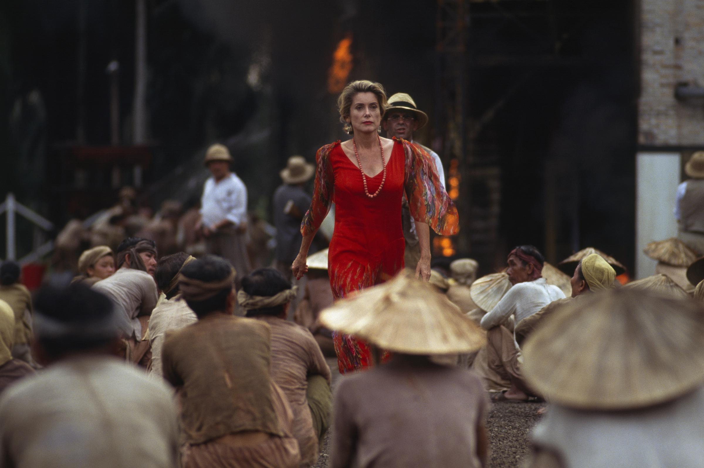 Catherine Deneuve am Set von "Indochine", um 1990. | Quelle: Getty Images