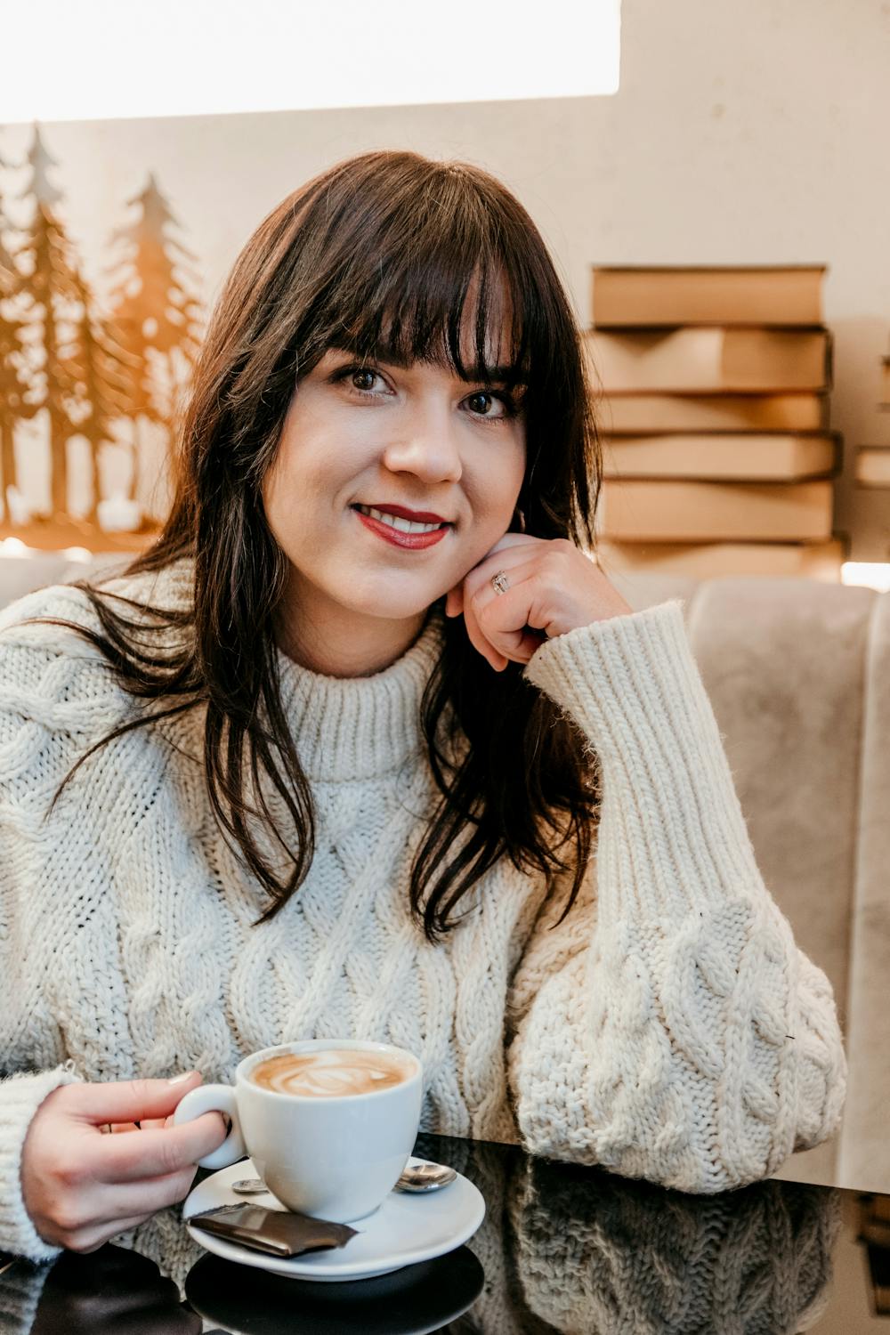 Eine Frau trinkt Kaffee in einem Café | Quelle: Pexels