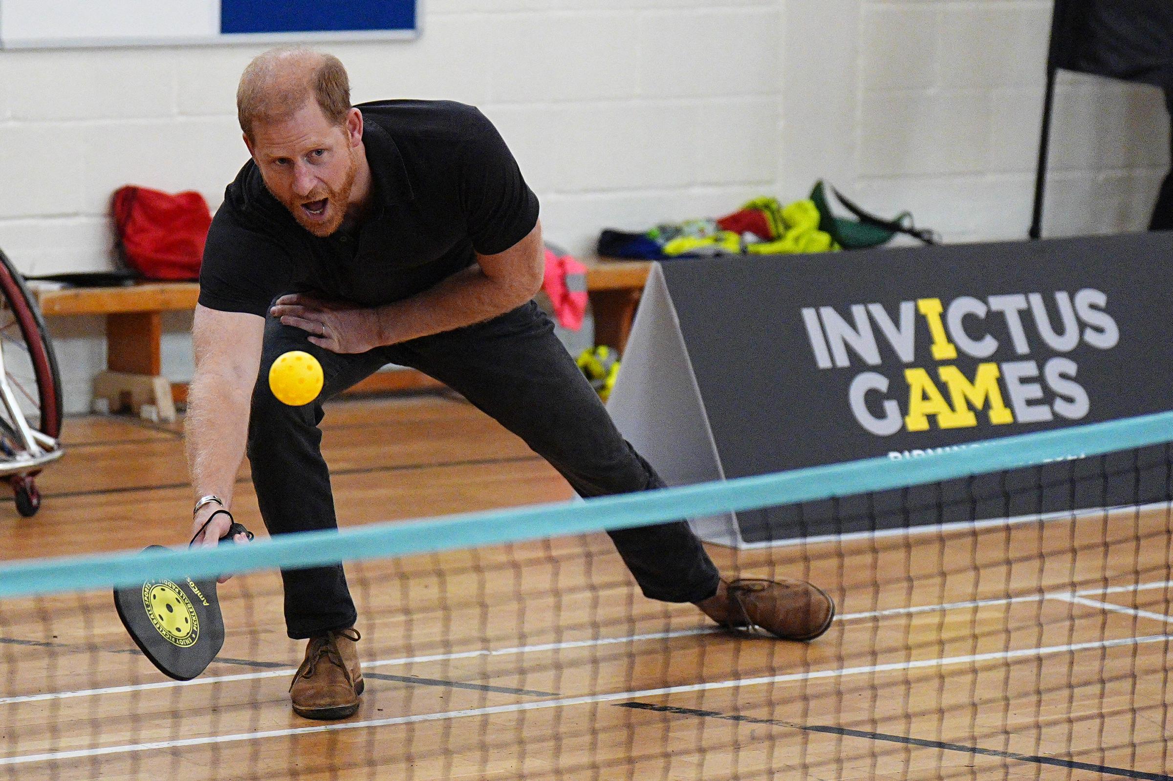 Prinz Harry nimmt an einer Aktivität im Rahmen der Invictus Games teil und setzt damit sein Engagement für Militärveteranen und andere wohltätige Zwecke fort. | Quelle: Getty Images
