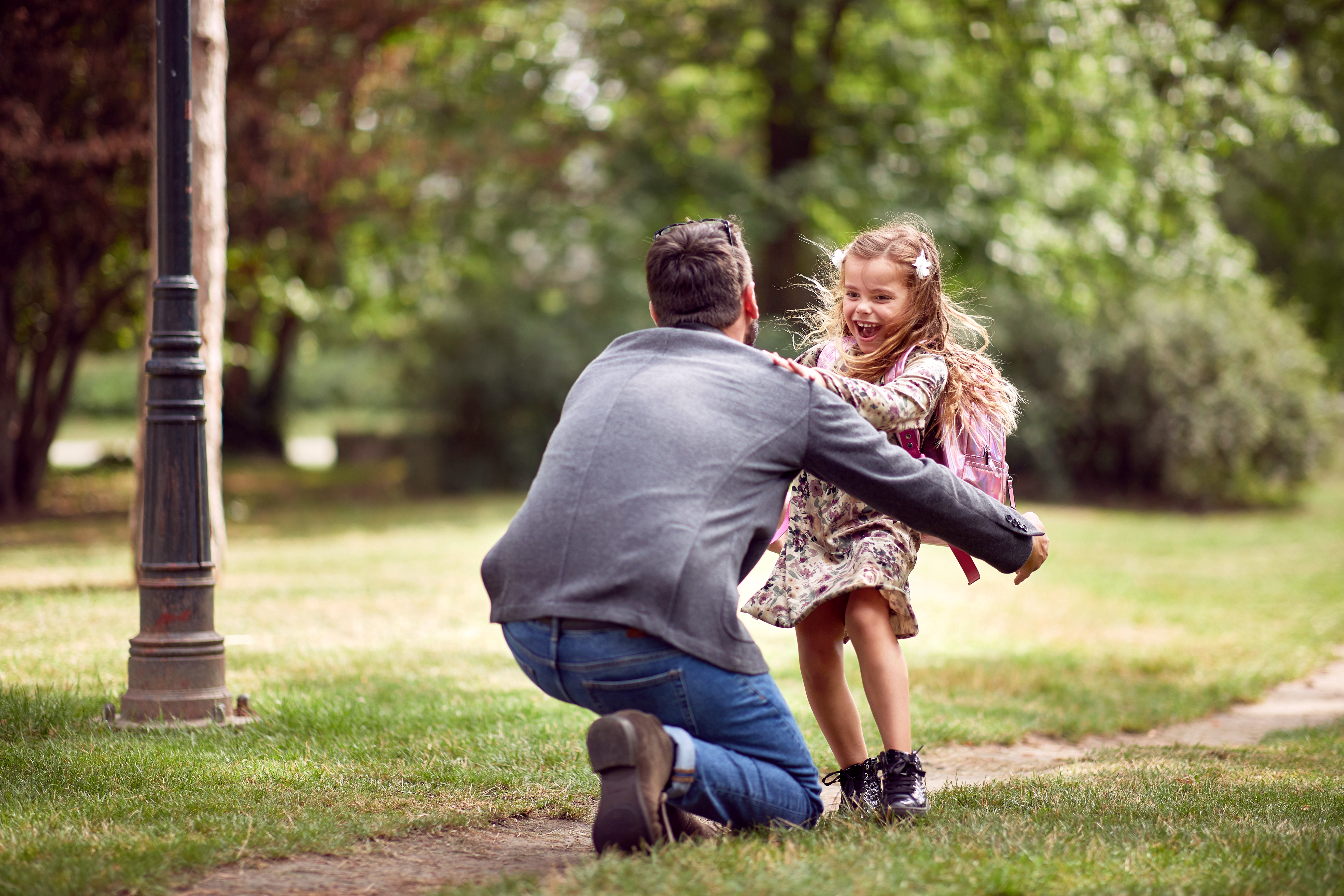 Mann spielt mit einem kleinen Mädchen in einem Park | Quelle: Shutterstock