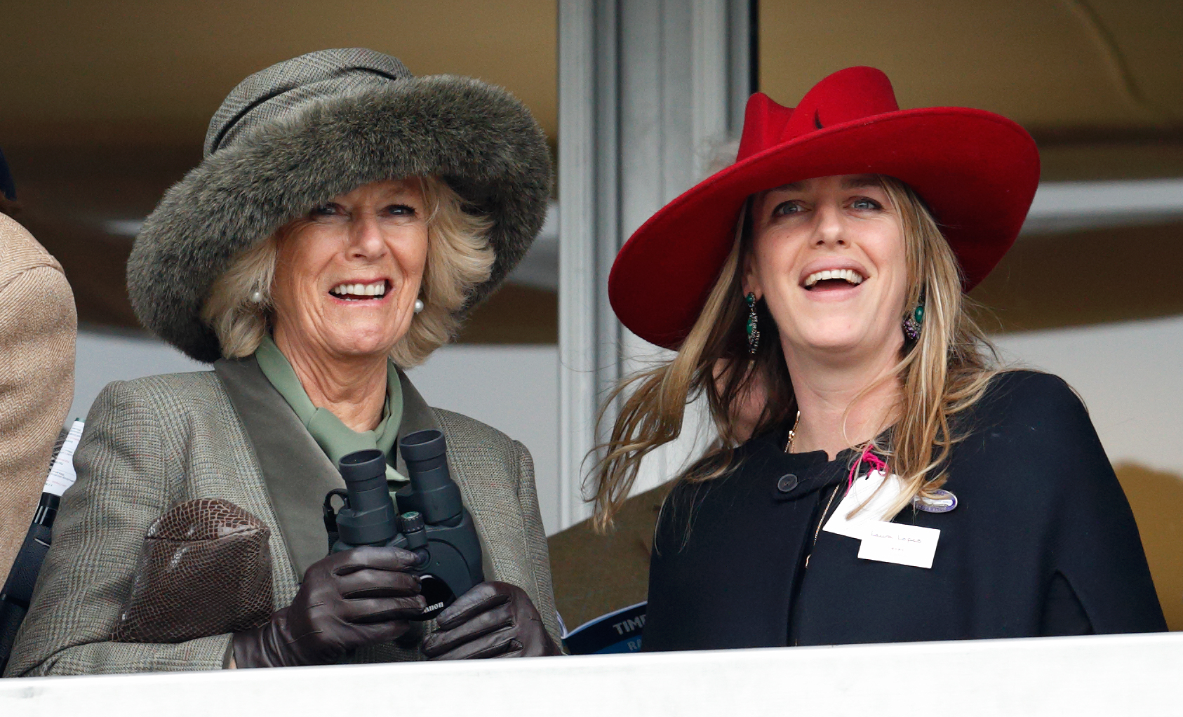 Camilla und ihre Tochter Laura Lopes besuchen Tag 2 des Cheltenham Festivals am 11. März 2015 | Quelle: Getty Images