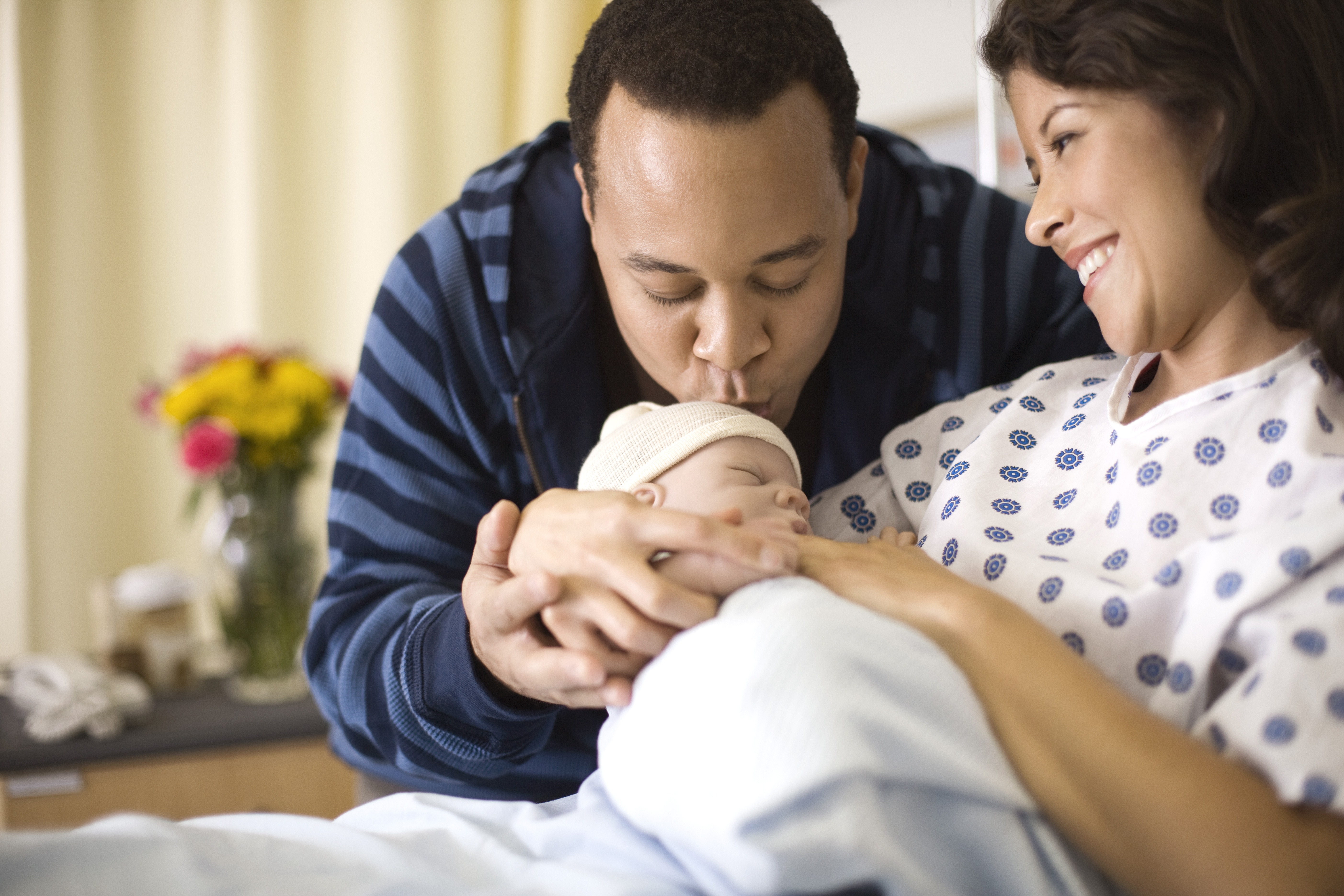 Ein Mann und eine Frau mit einem Neugeborenen | Quelle: Getty Images