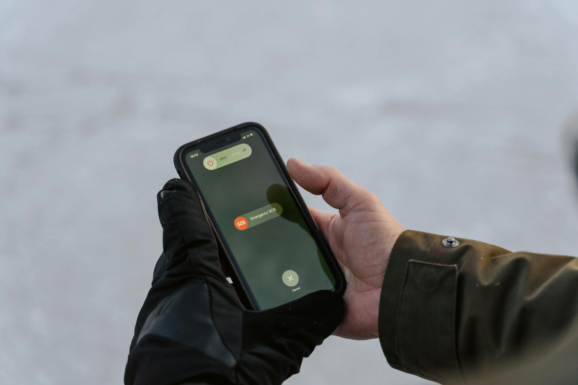 Ein Mann hält ein Telefon | Quelle: Pexels
