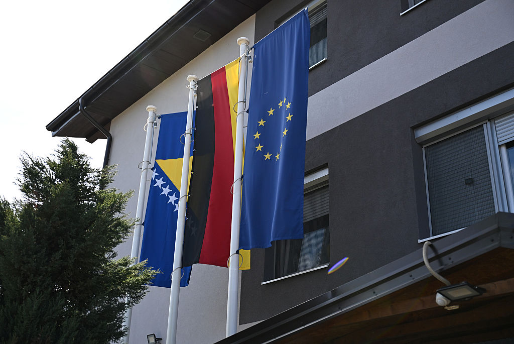 Die Flaggen von Bosnien und Herzegowina, Deutschland und der Europäischen Union | Quelle: Getty Images