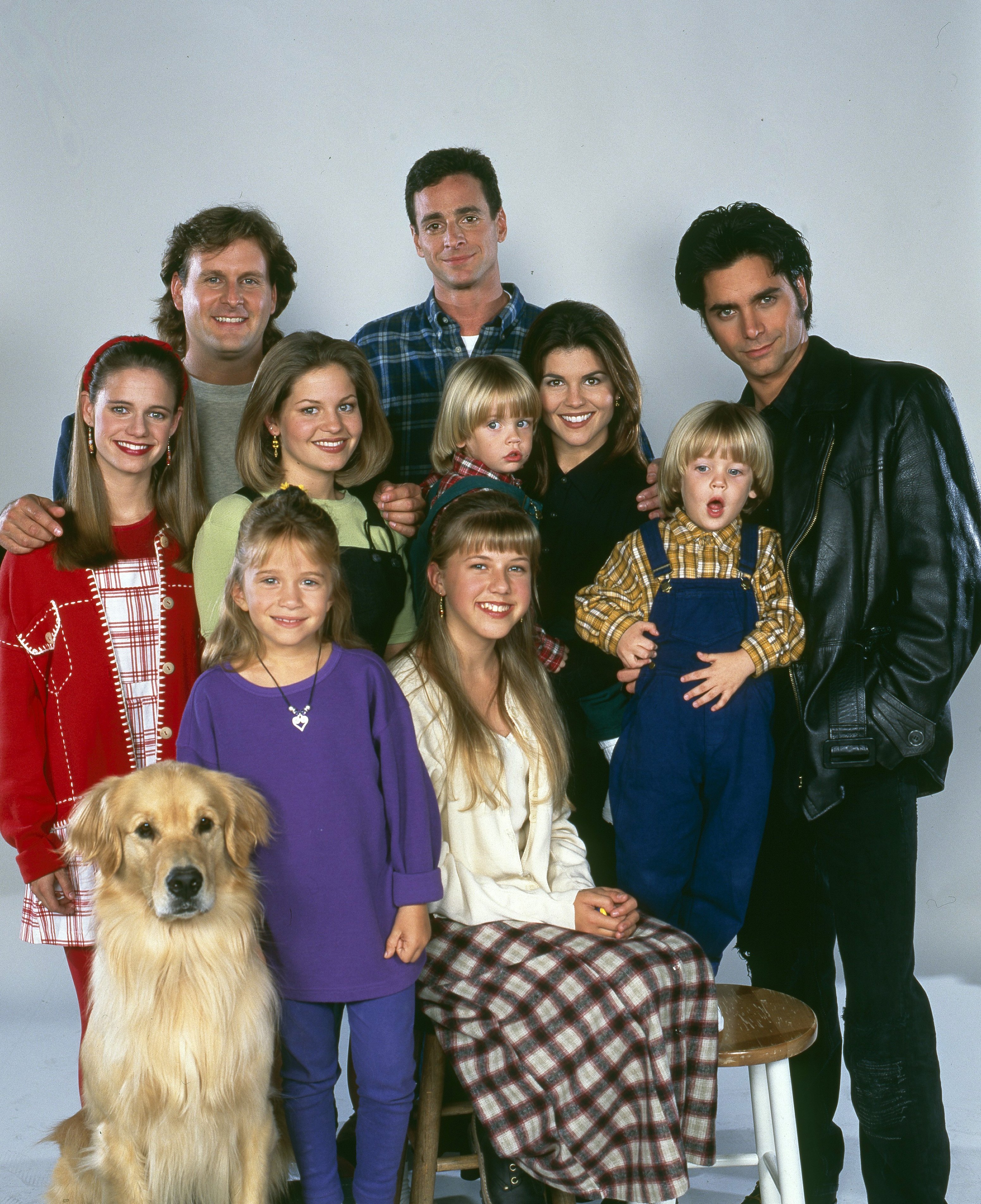 In den letzten Staffeln war die Familie Tanner durch die Neuzugänge Becky, Nicky und Alex weit über die ursprünglichen sechs Mitglieder hinausgewachsen. Fast jeder auf diesem Foto ist inzwischen seinen eigenen Weg gegangen, was die heutigen Wiedersehensfotos für langjährige Fans umso eindrucksvoller macht. | Quelle: Getty Images