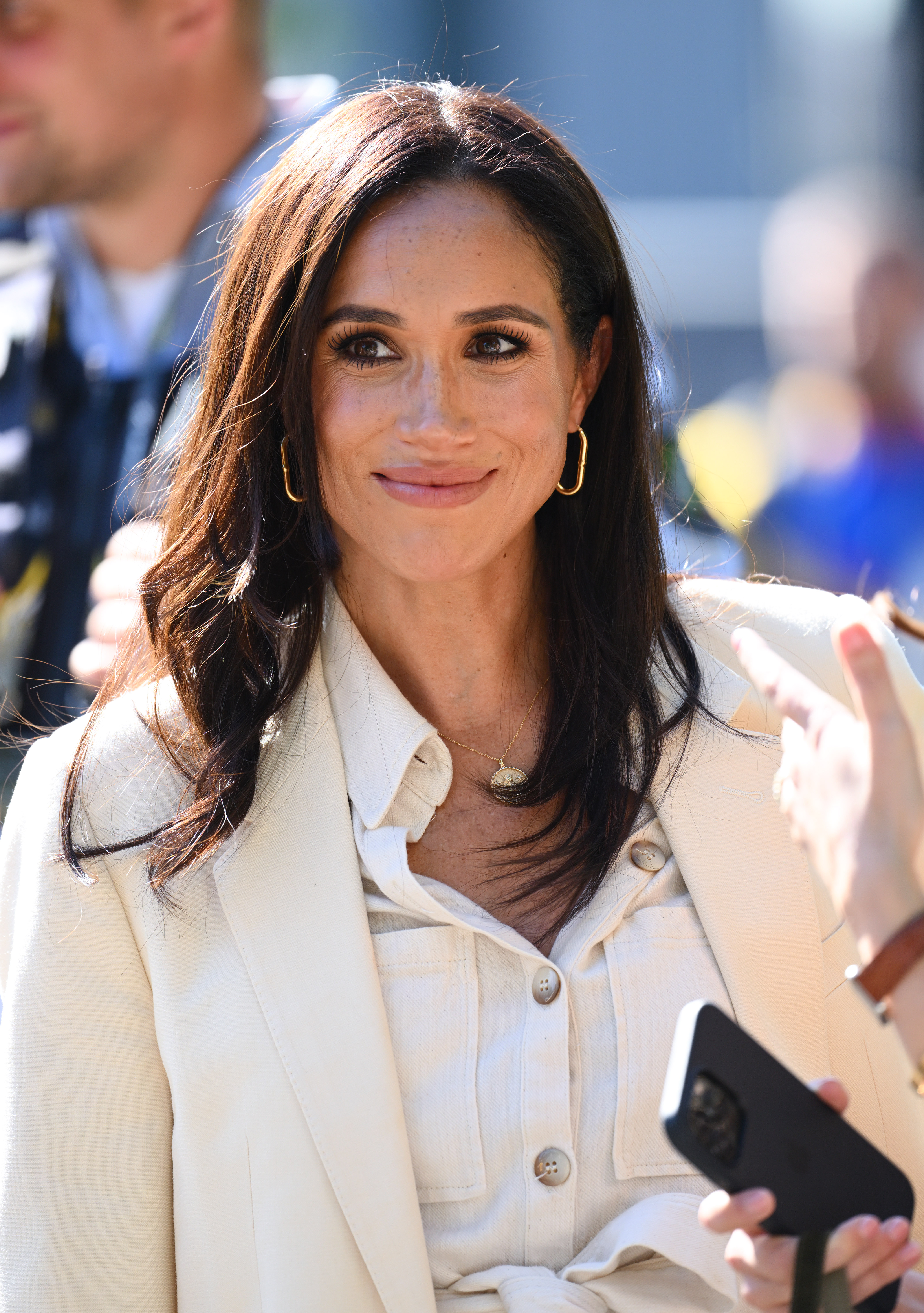 Meghan Markle bei der Medaillenverleihung im Radsport während der Invictus Games in Düsseldorf, Deutschland, am 15. September 2023. | Quelle: Getty Images