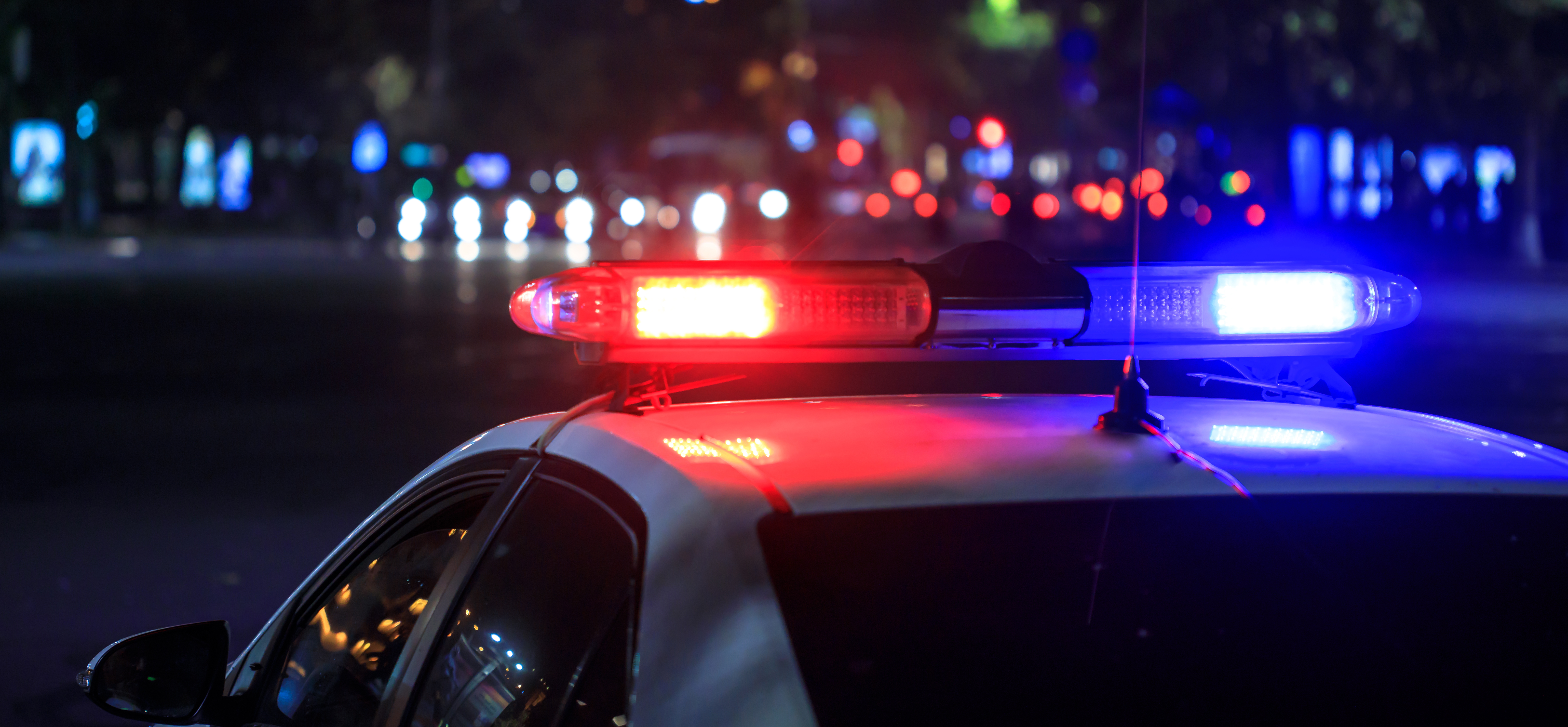 Polizeilichter bei Nacht in der Stadt | Quelle: Shutterstock