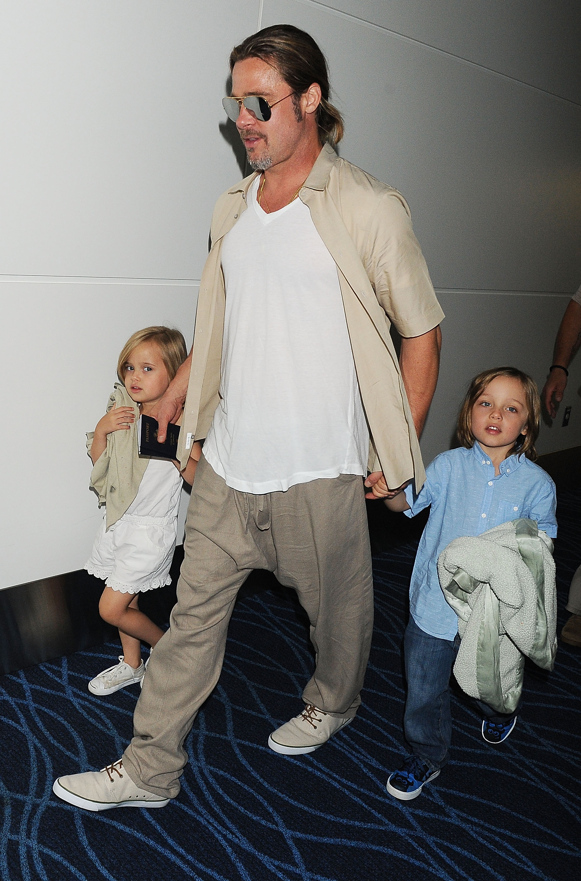 Brad Pitt und seine Zwillingskinder Knox und Vivienne Jolie-Pitt am 30. Juli 2013 in Tokio, Japan | Quelle: Getty Images