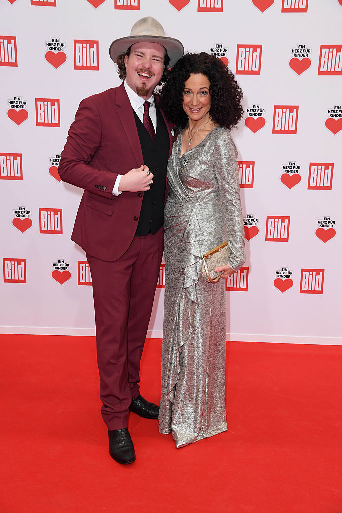 Barbara Wussow und ihr Sohn Nikolaus Fortell während der „Ein Herz für Kinder“ Gala im Studio Berlin Adlershof am 6. Dezember 2025 in Berlin | Quelle: Getty Images