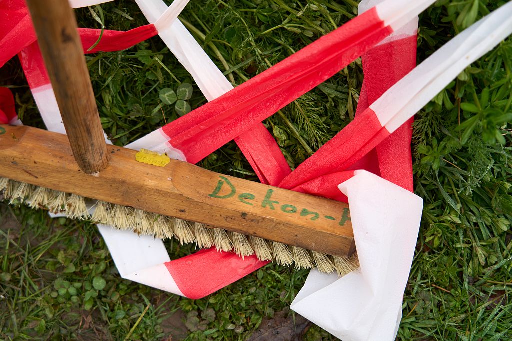 17. April 2026, Hessen, Runkel: Ein Feuerlöschbesen liegt noch immer am Unfallort. Die Kriminalpolizei übernimmt die Ermittlungen nach dem Unglück in einer Leder- und Pelzgerberei in Runkel, Hessen, bei dem drei Menschen ums Leben kamen. | Quelle: Getty Images