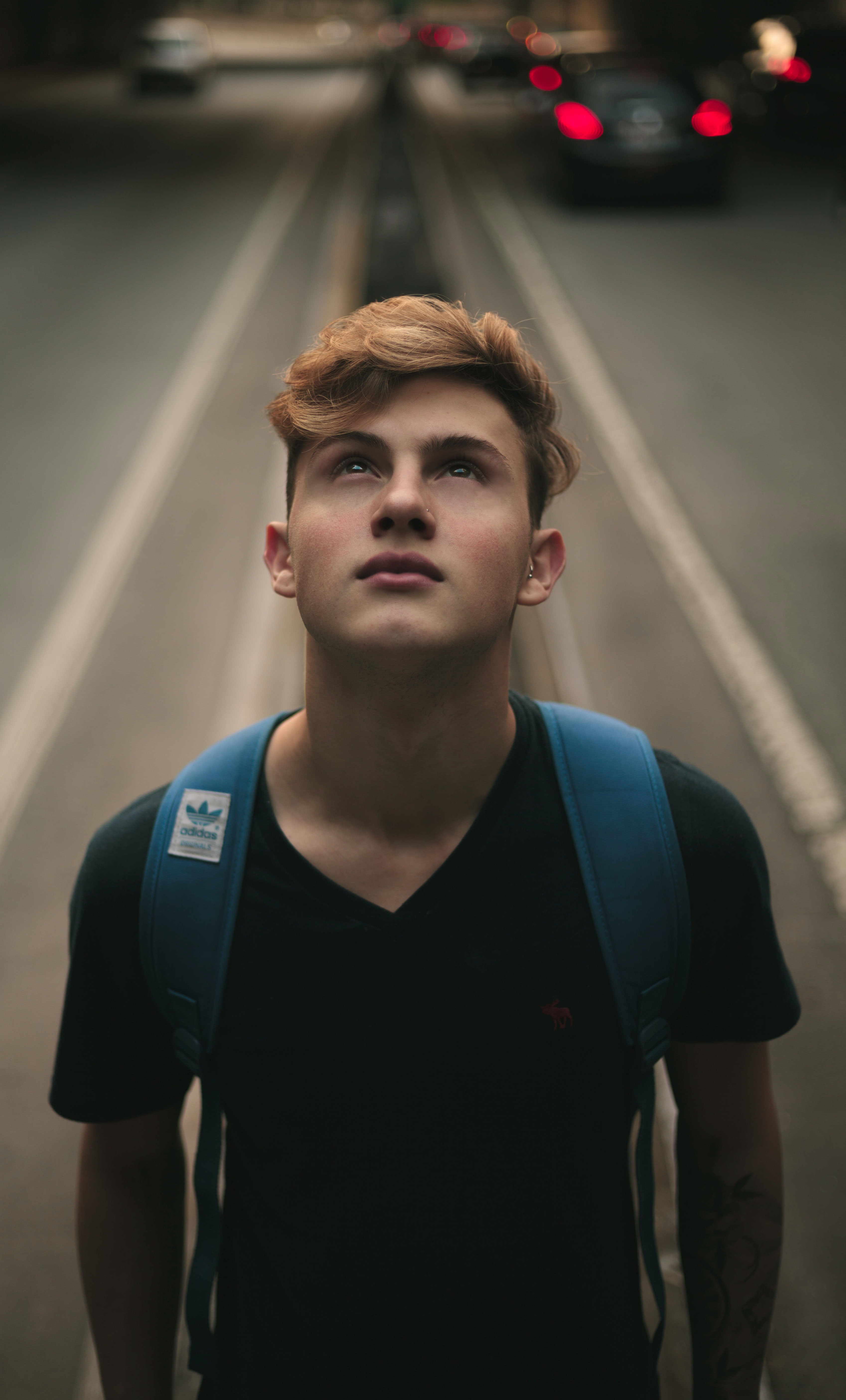 Ein junger Mann auf der Straße | Quelle: Pexels