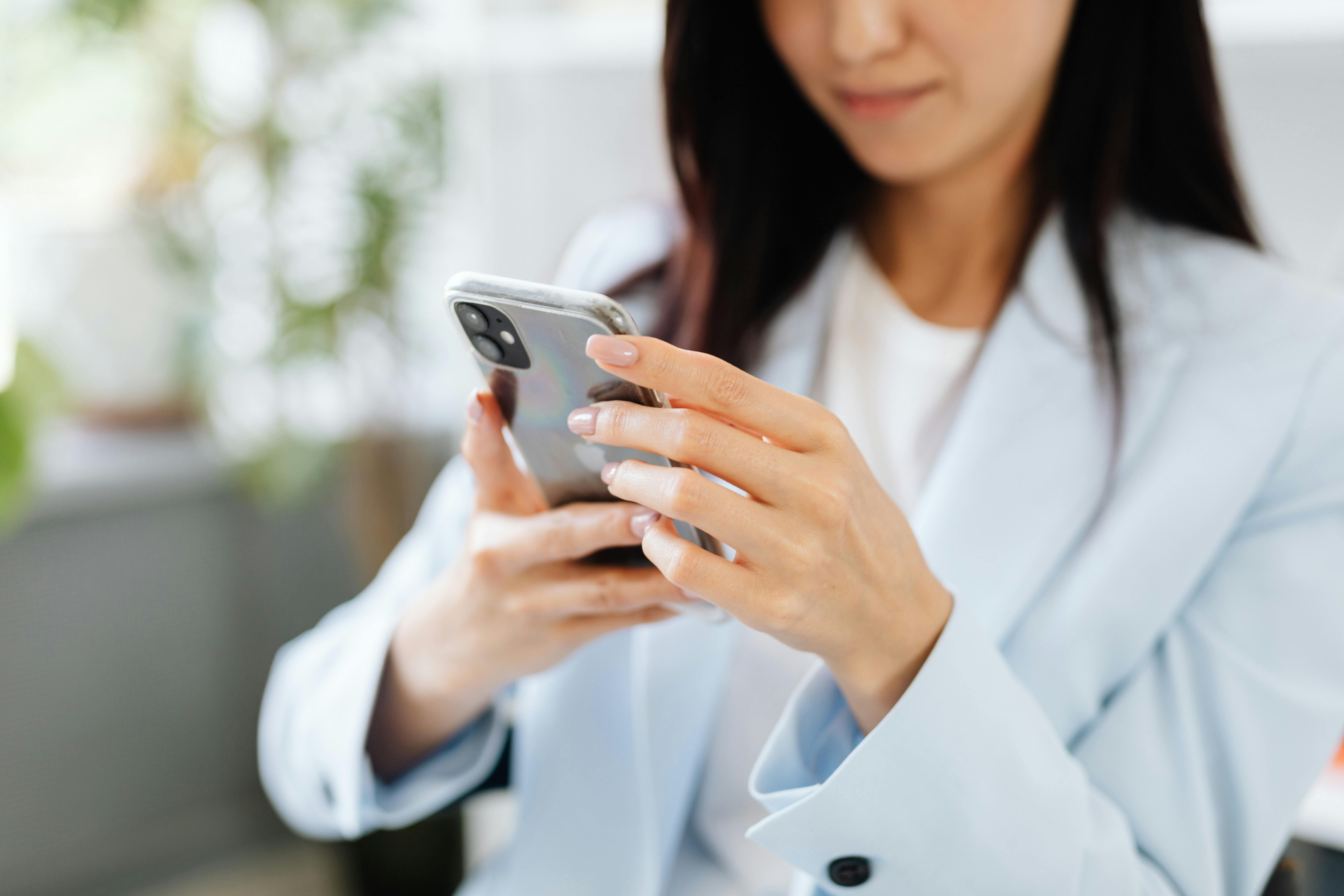 Frau überprüft ihr Telefon | Quelle: Pexels