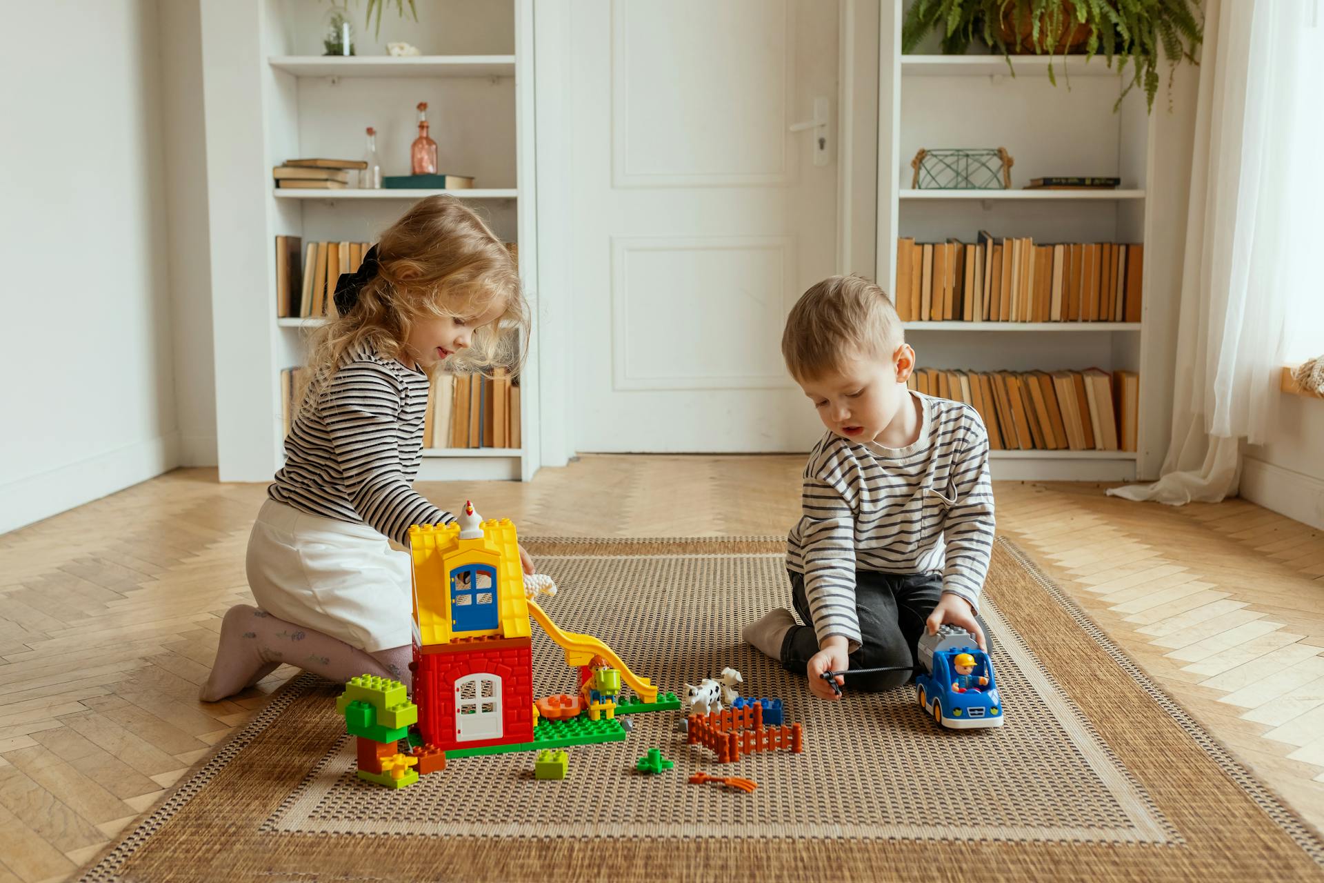 Kinder spielen in einem Zimmer | Quelle: Pexels