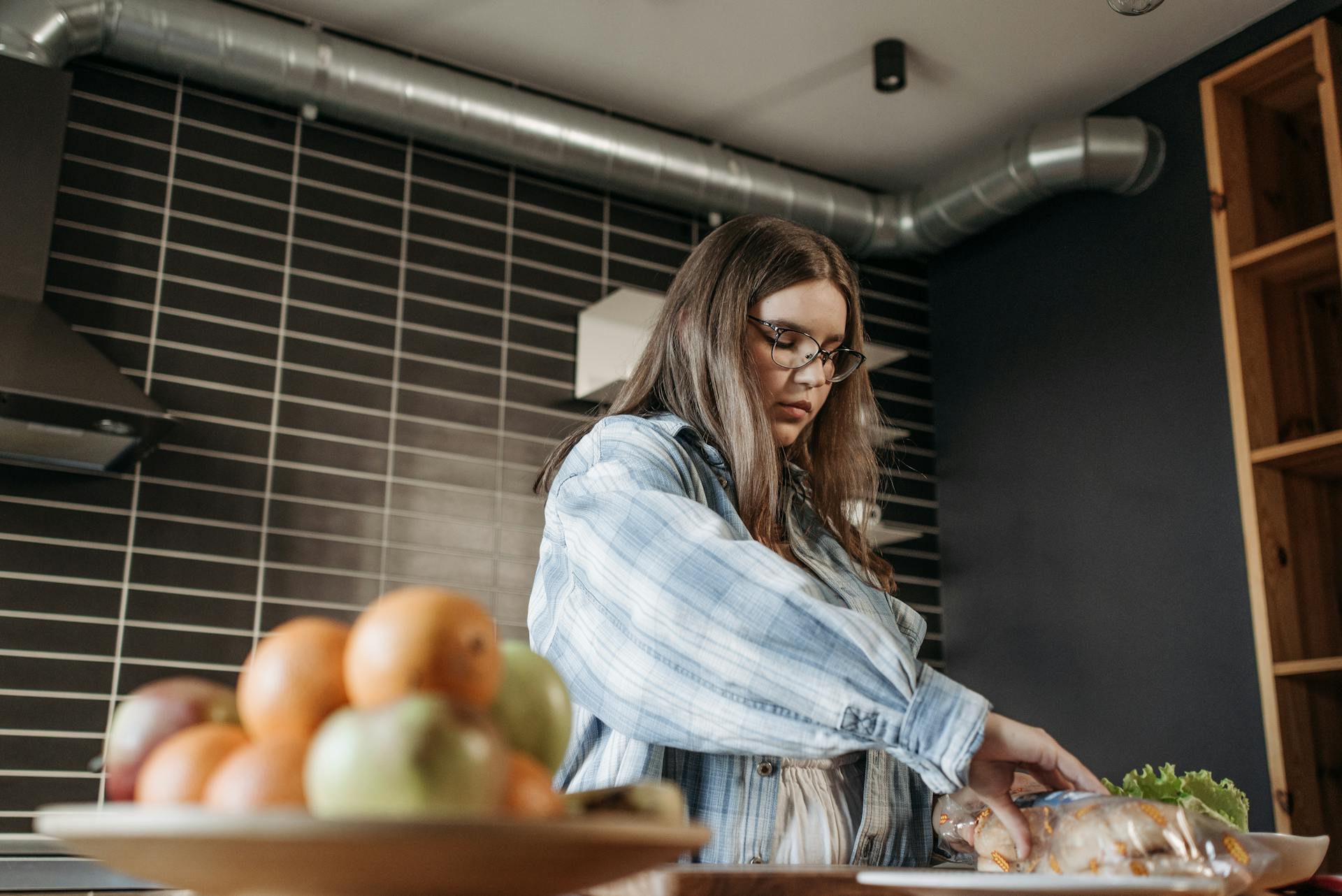 Eine Frau, die in der Küche Essen zubereitet | Quelle: Pexels