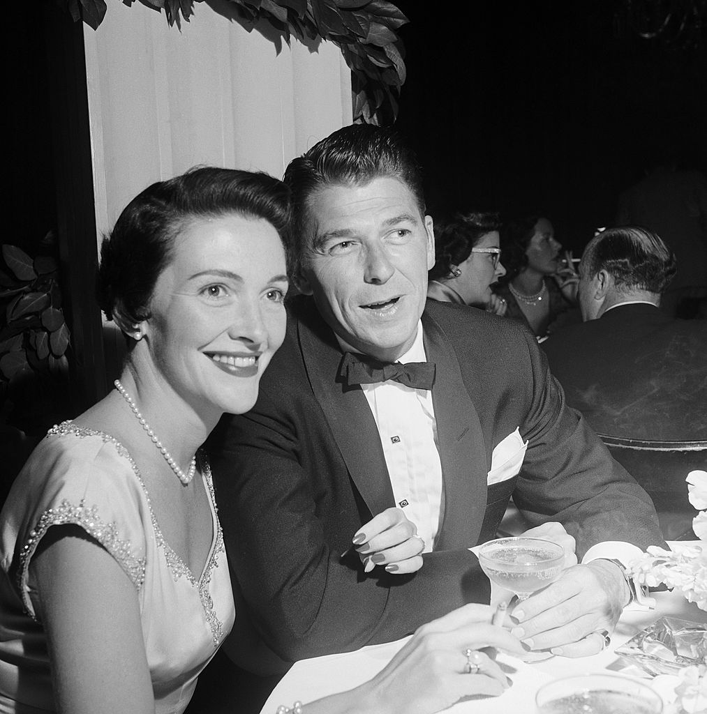 Ronald Reagan und Nancy (Davis) Reagan bei der Hochzeit von Jack Bennys Tochter Joan, 9. März 1954, Kalifornien, Los Angeles. | Quelle: Getty Images