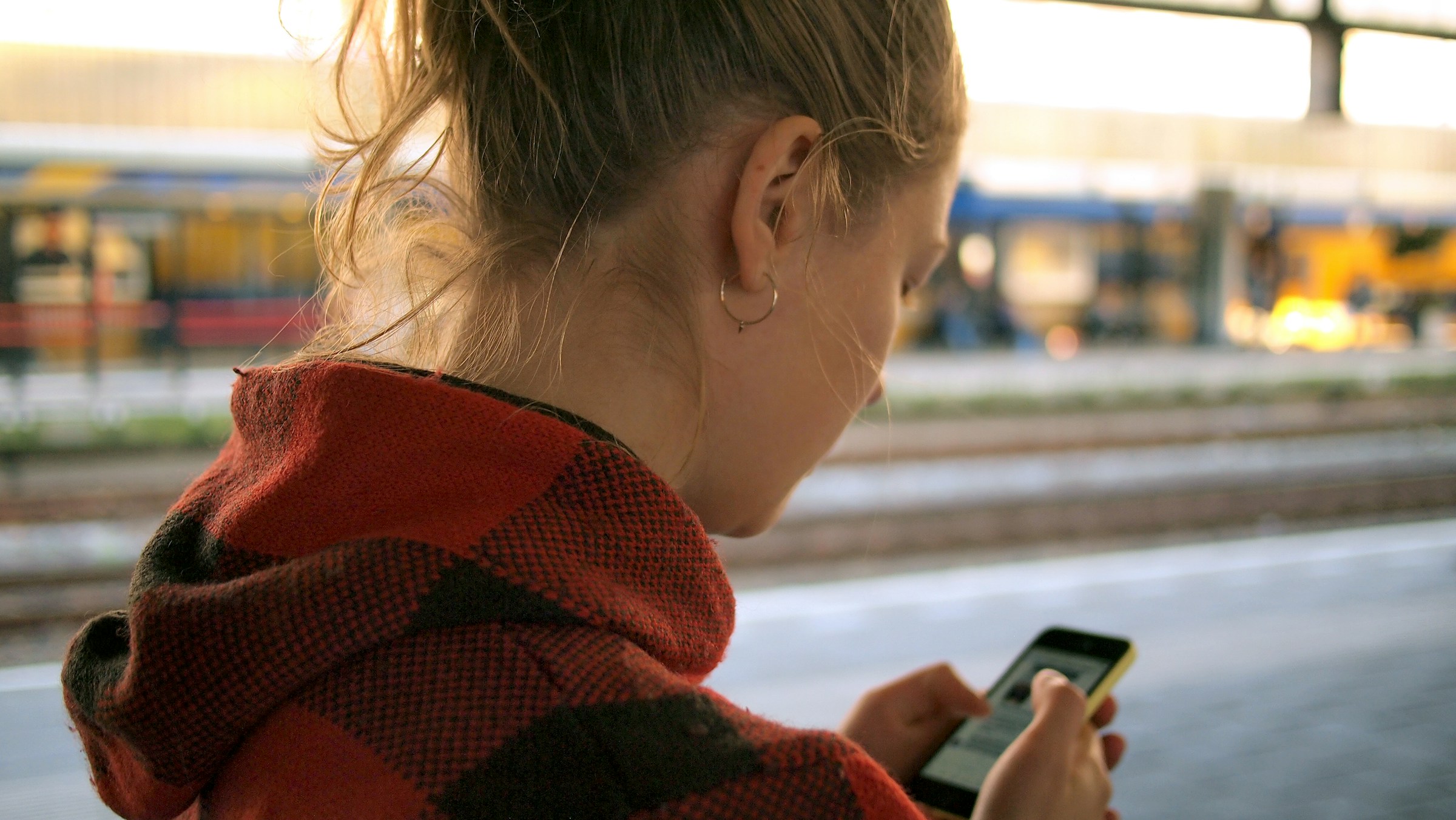 Eine Frau hält ein Handy in der Hand | Quelle: Unsplash