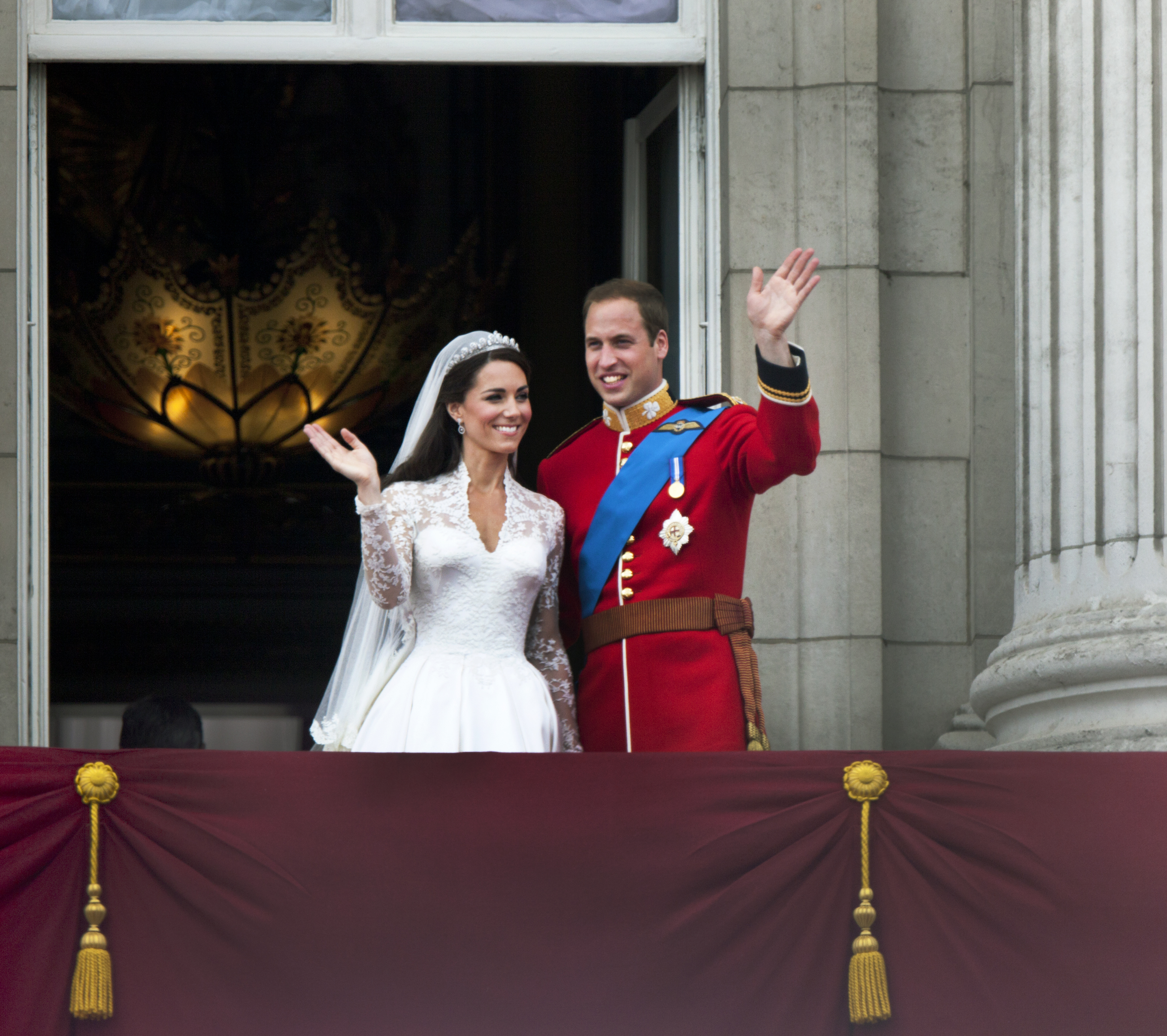 Catherine, Herzogin von Cambridge, und Prinz William begrüßen Gratulanten vom Balkon des Buckingham Palace nach ihrer Hochzeit am 29. April 2011 in London: Getty Images