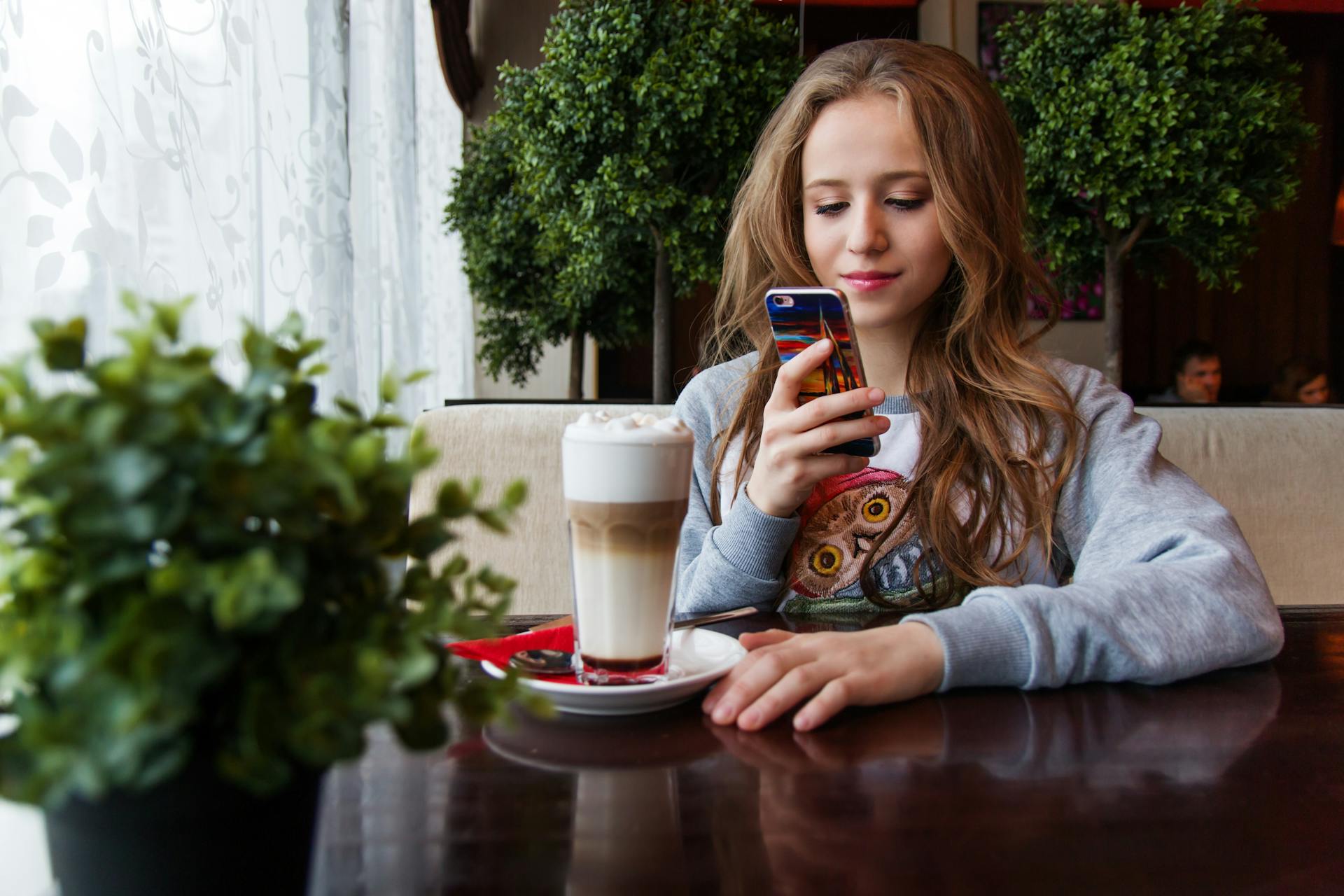 Ein Mädchen im Teenageralter beim Kaffee trinken | Quelle: Pexels