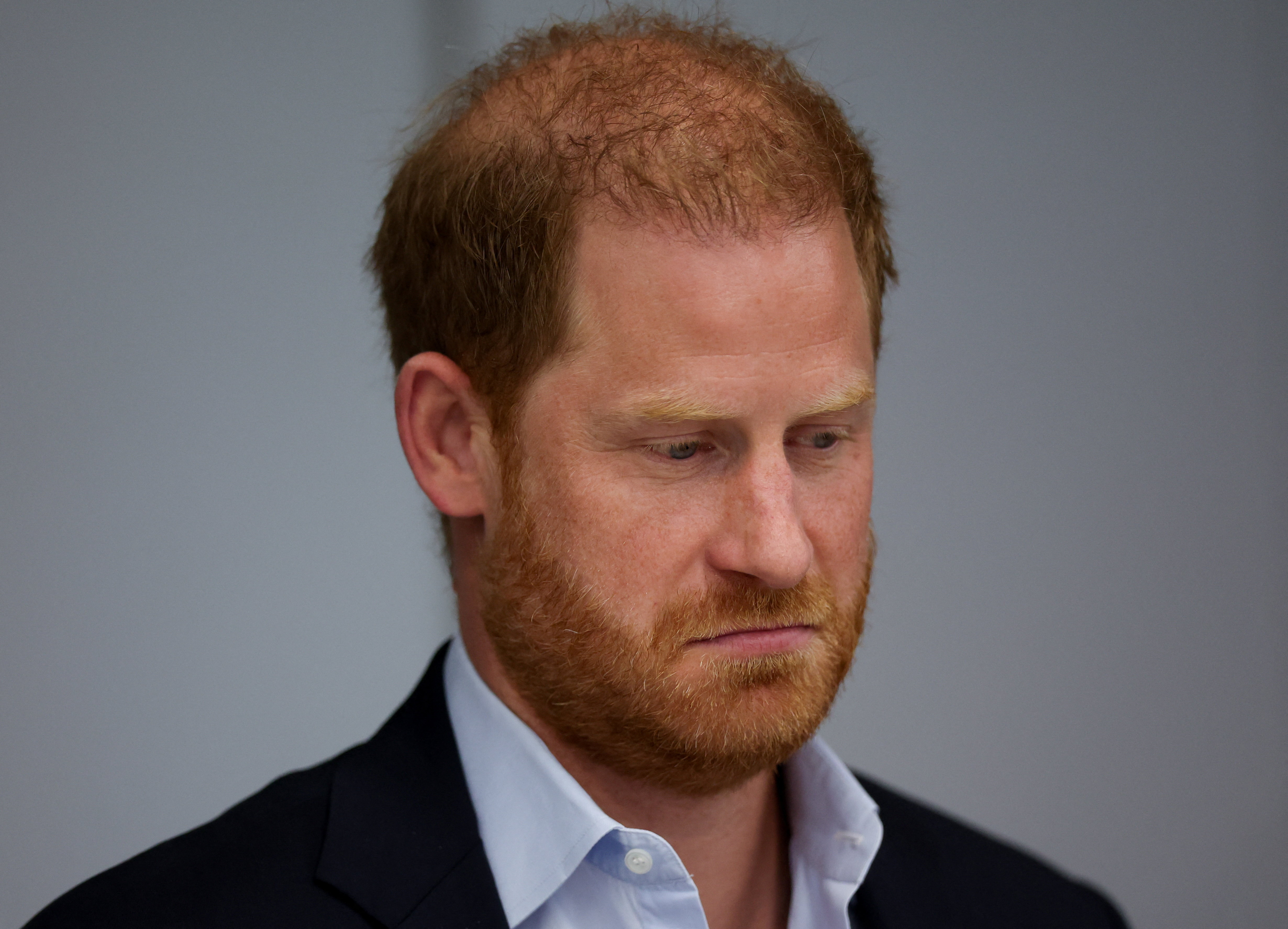 Prinz Harry unterhält sich im September 2025 bei einem Termin in London mit Mitarbeitern. Seine Soloauftritte in Großbritannien fanden schon lange vor der Veröffentlichung der Pläne der Sussexes statt, sich dort eine familiäre Basis aufzubauen. | Quelle: Getty Images