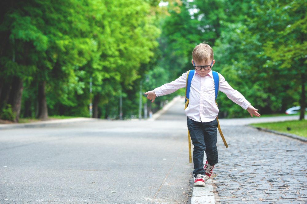 Junge auf der Straße. | Quelle: Shutterstock