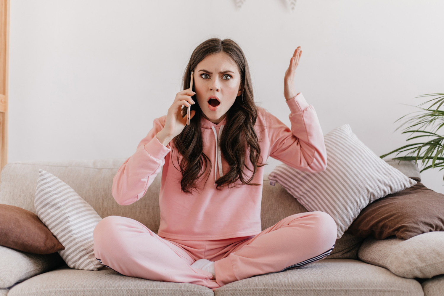 Eine aufgeregte Frau beim Telefonieren | Quelle: Freepik