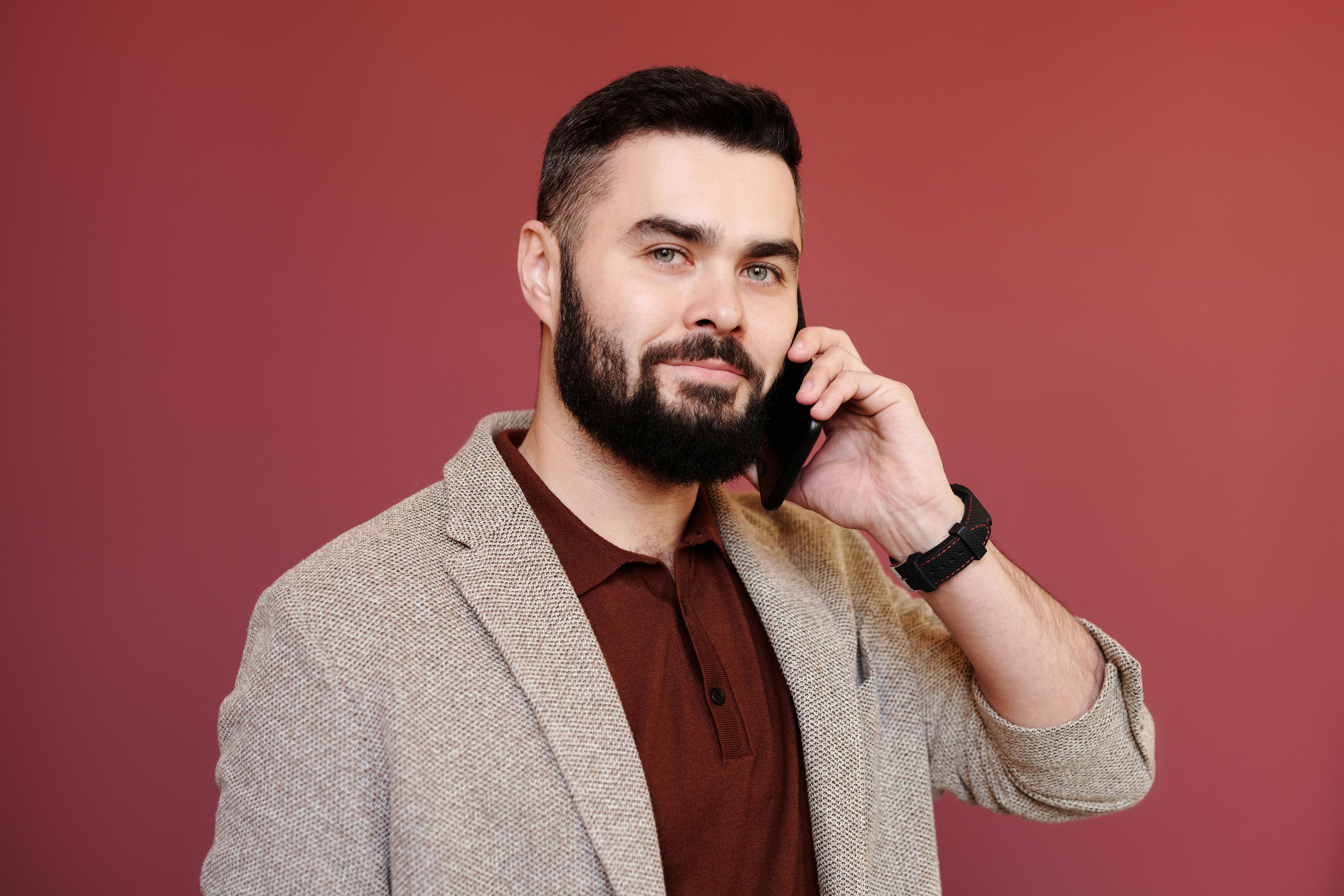 Mężczyzna na telefonie | Źródło: Pexels