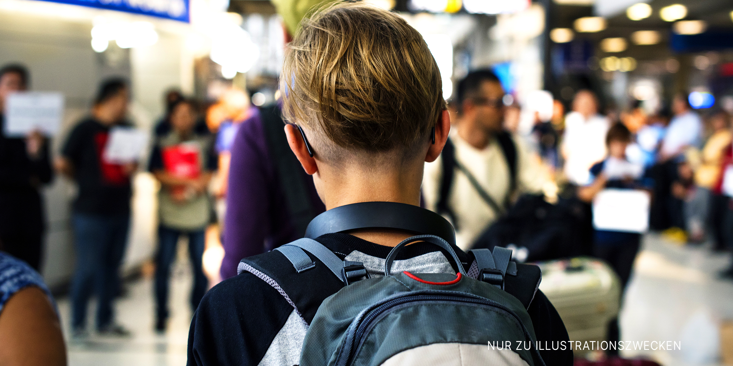 Junge auf dem Flughafen | Quelle: Shutterstock