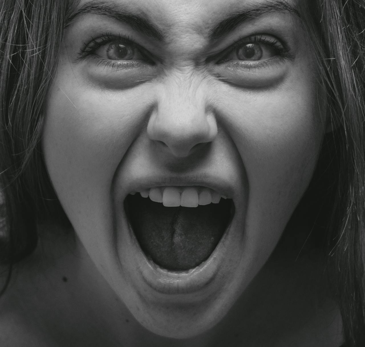 Eine wütende Frau schreit | Quelle: Pexels