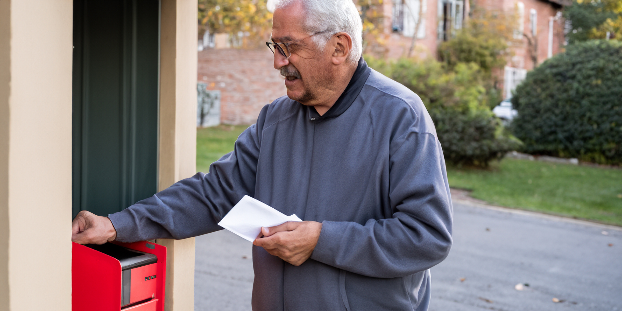 Ein Mann in der Nähe eines Briefkastens | Quelle: AmoMama