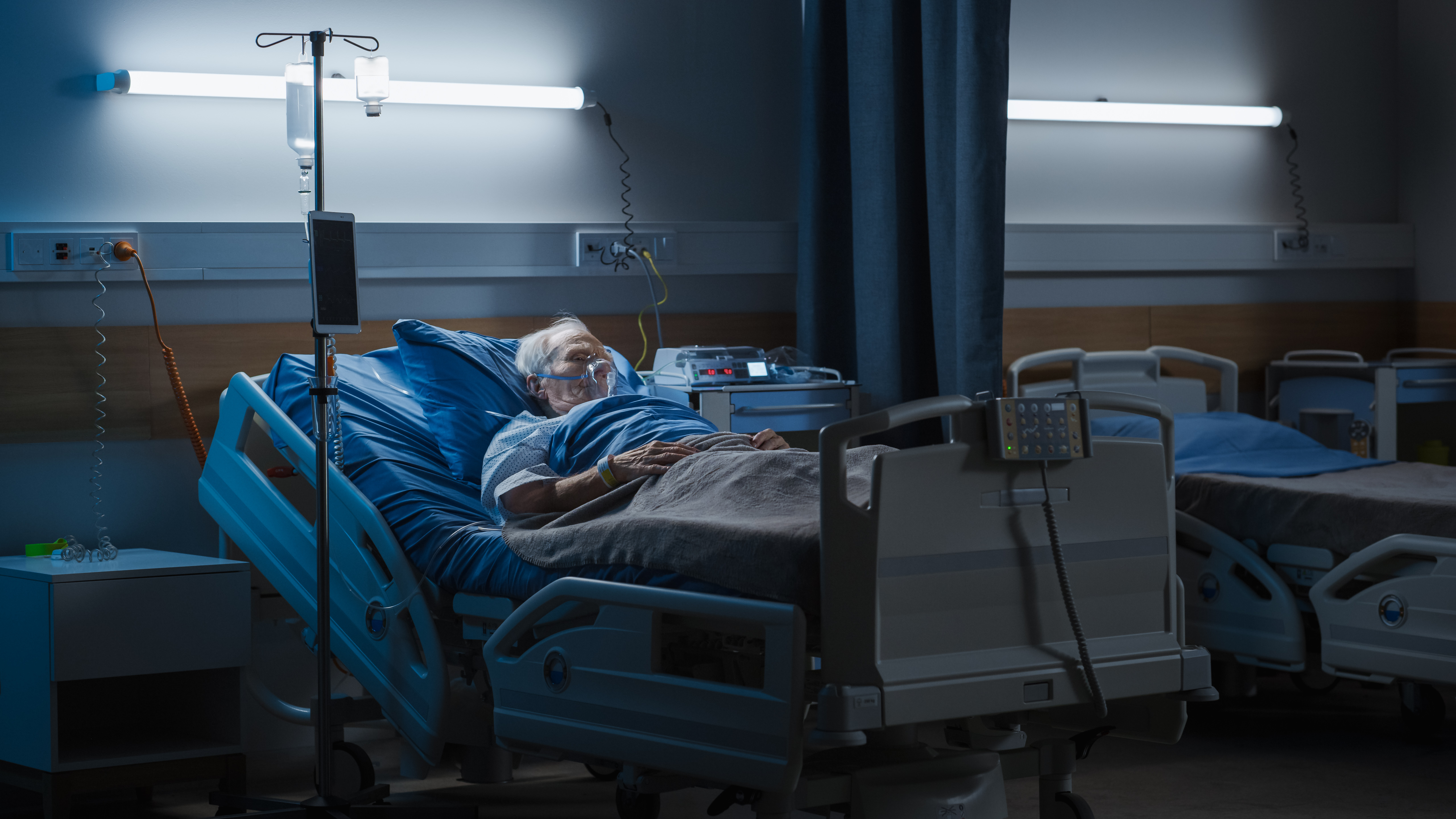 Ein älterer Mann, der in einem Krankenhausbett liegt und Sauerstoff erhält | Quelle: Getty Images