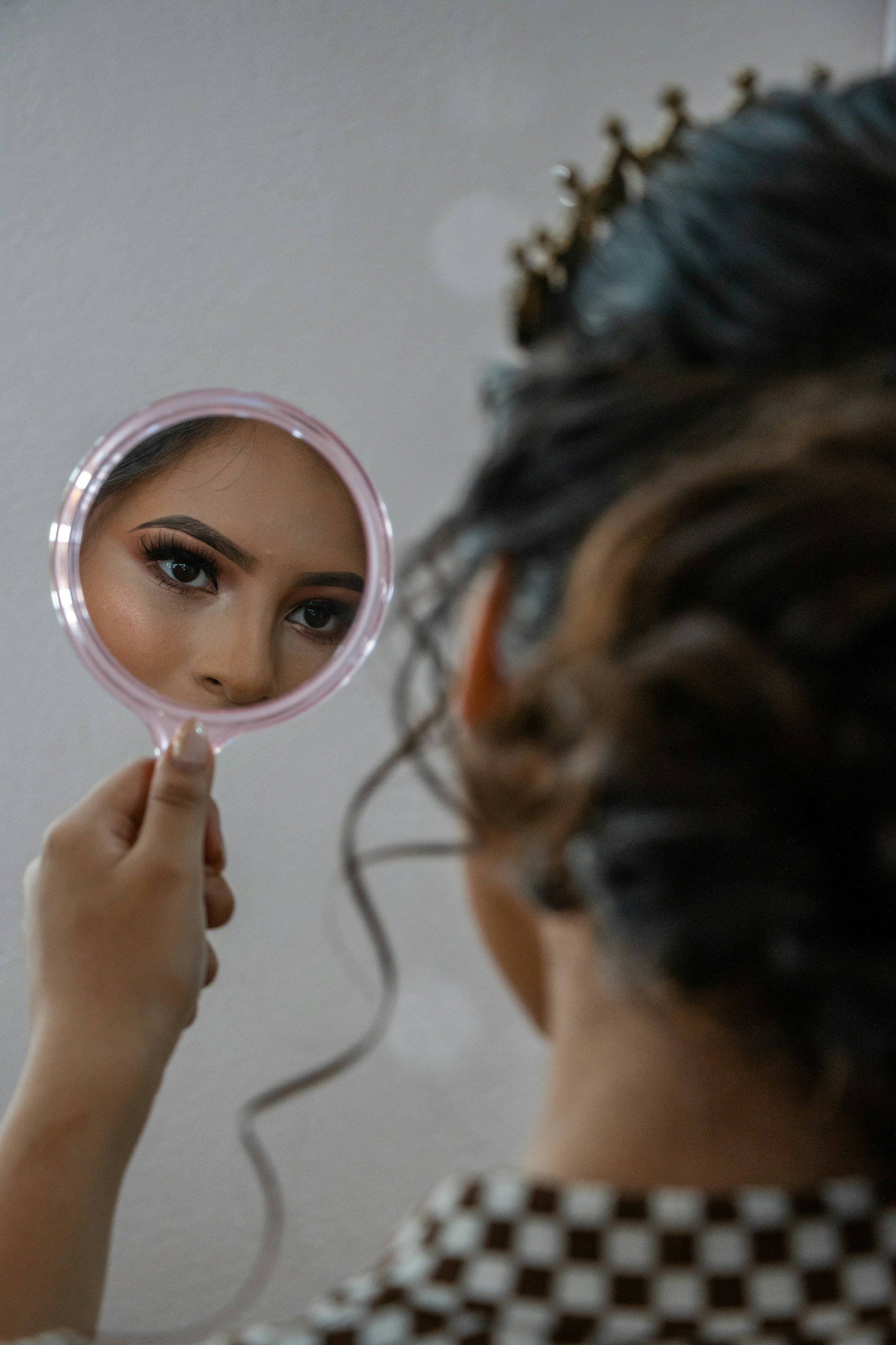 Eine Frau, die ihr Spiegelbild betrachtet | Quelle: Unsplash