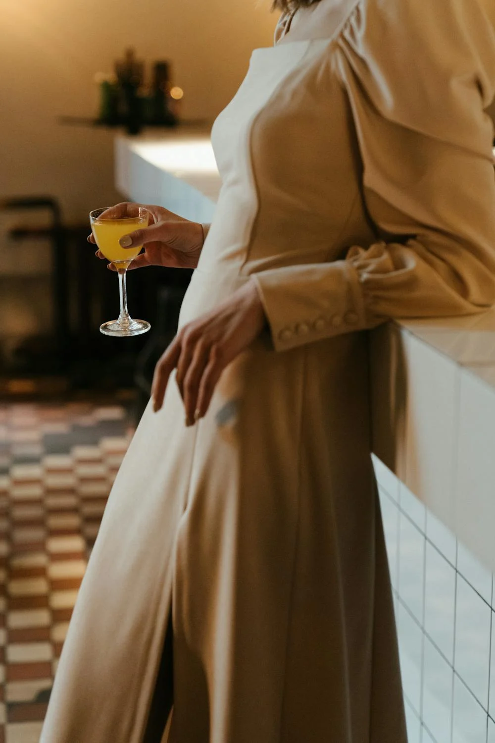 Eine Frau in einem Restaurant | Quelle: Pexels