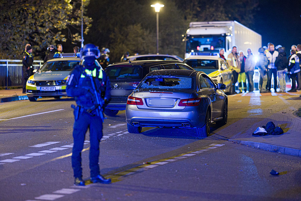 27 October 2026, Niedersachsen, Neustadt am Rübenberge: Ein BMW steht nachts am Ort eines Vorfalls in der Region Hannover. Einsatzkräfte hatten zuvor auf ein Auto geschossen, das in eine Menschengruppe gefahren war. | Quelle: Getty Images