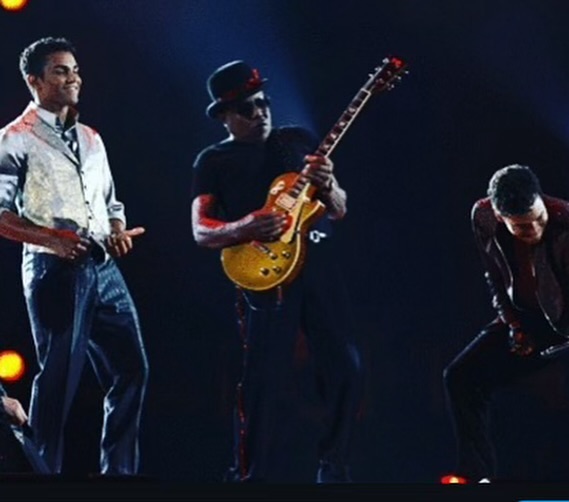 Tito Jackson auf der Bühne mit seiner Gitarre, aus einem Instagram-Post vom 15. September 2024 | Quelle: Instagram/3tworld/