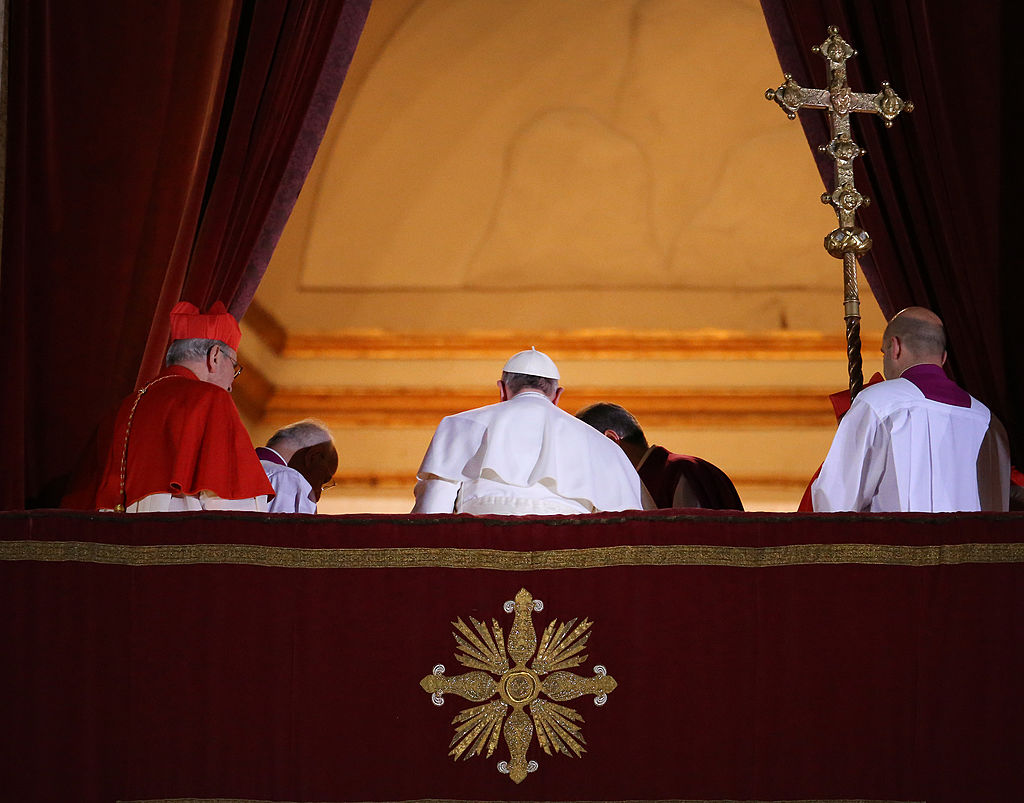 Der neu gewählte Papst Franziskus I. verlässt den zentralen Balkon des Petersdoms am 13. März 2013 in der Vatikanstadt, Vatikan. Der argentinische Kardinal Jorge Mario Bergoglio wurde zum 266. Papst gewählt und wird die 1,2 Milliarden Katholiken weltweit anführen.