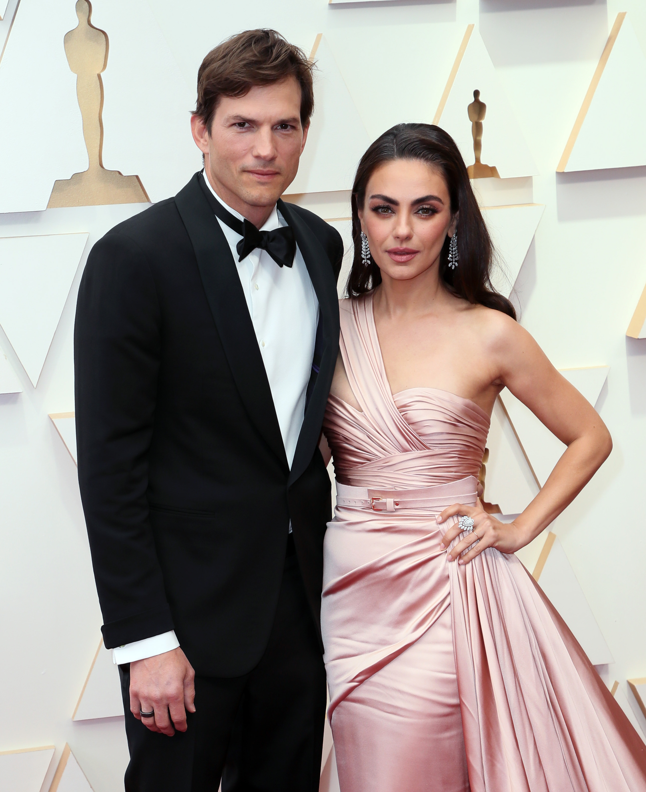 Ashton Kutcher und Mila Kunis besuchen die 94th Annual Academy Awards im Hollywood and Highland, am 27. März 2022, in Hollywood, Kalifornien. | Quelle: Getty Images