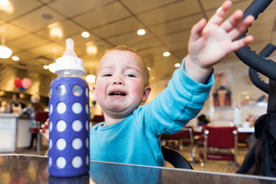 Kleiner Junge weint schrecklich im Restaurant. | Quelle: Getty Images