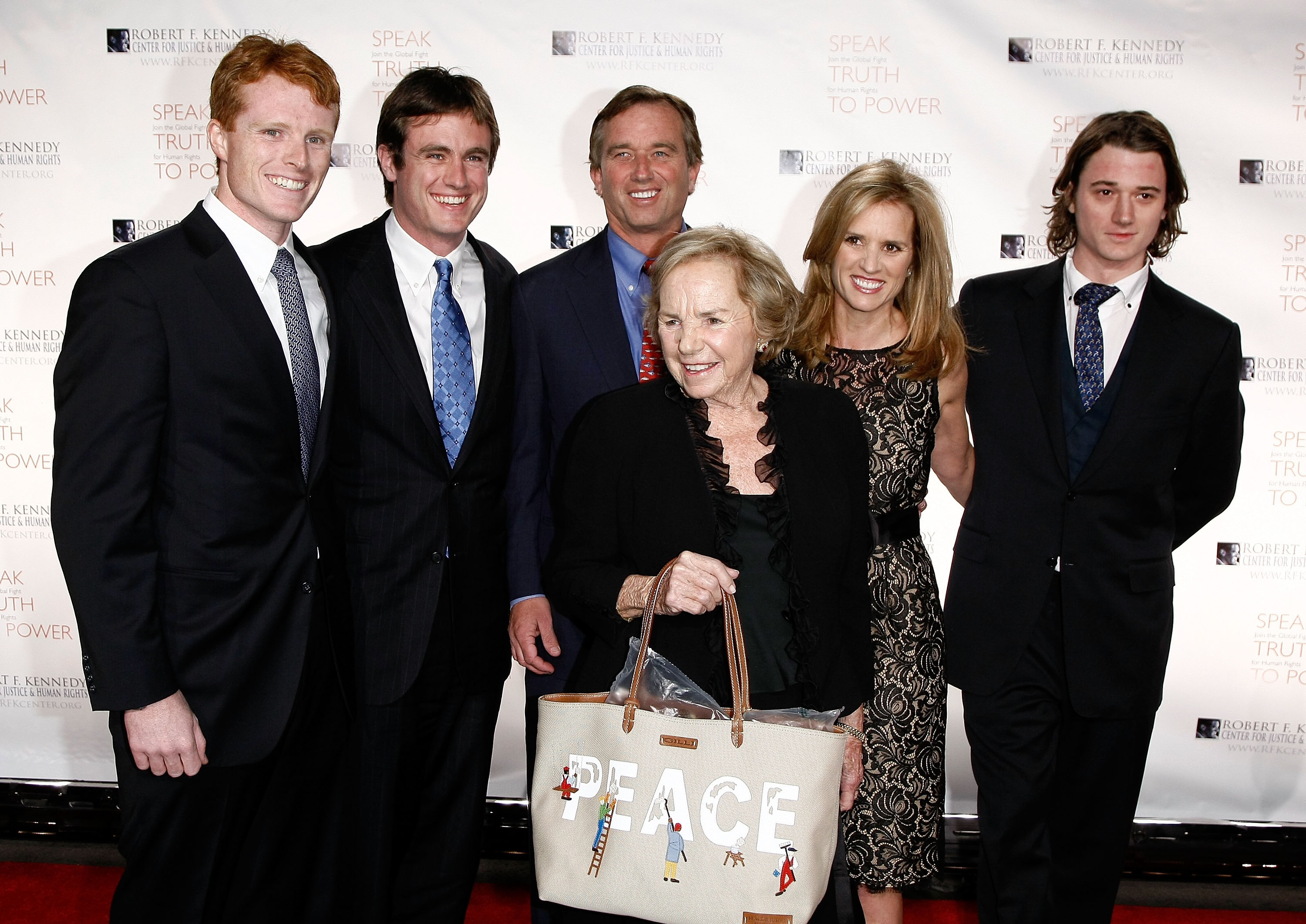 Joseph Kennedy, Matt Kennedy, Robert F. Kennedy Jr., Ethel Kennedy, Kerry Kennedy und Bobby Kennedy III nehmen an der Robert F. Kennedy Center for Justice and Human Rights Bridge Dedication Gala in New York City am 19. November 2008 teil | Quelle: Getty Images