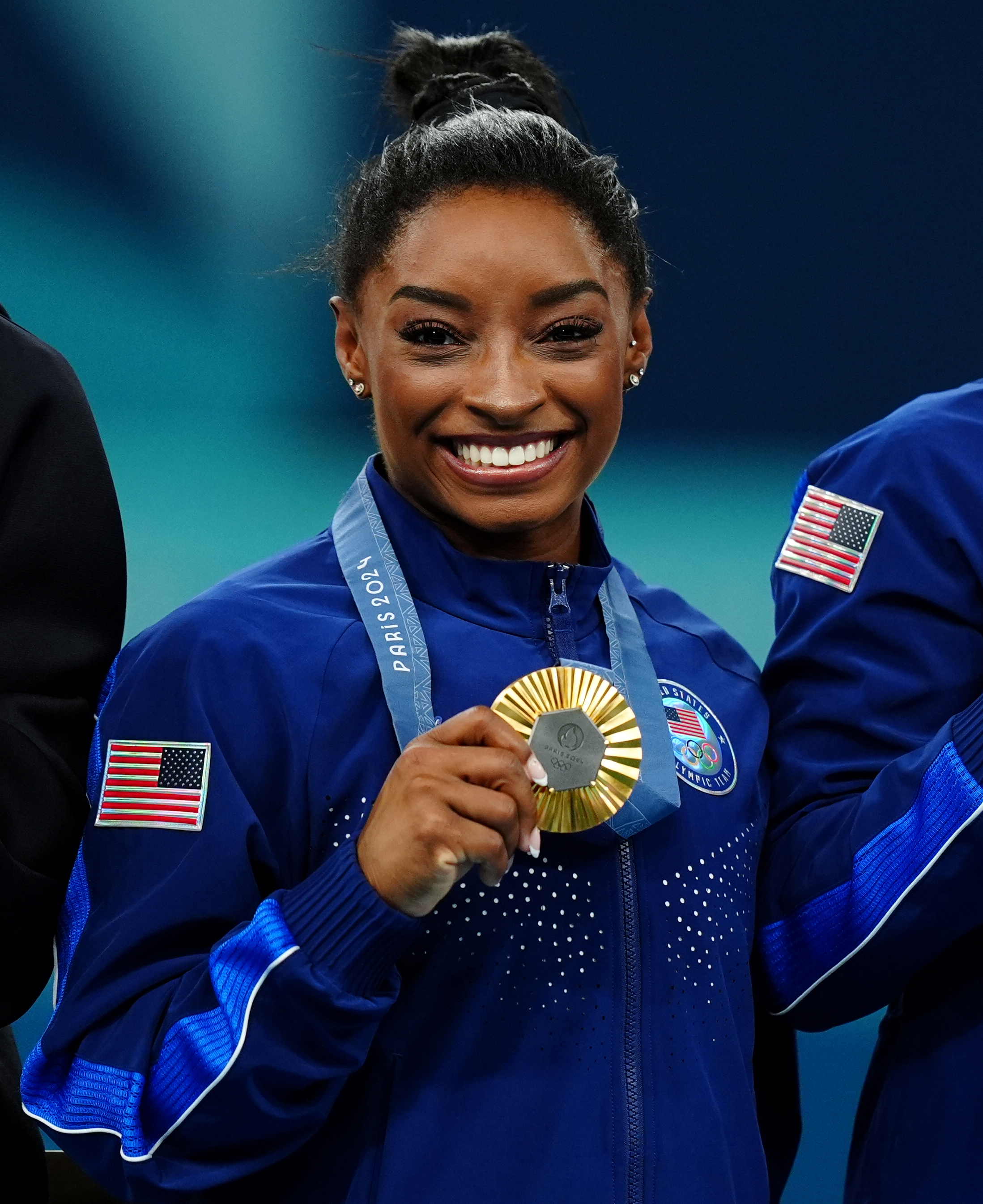 Simone Biles feiert ihren Goldmedaillengewinn während der Medaillenzeremonie für das Teamfinale im Kunstturnen der Frauen in Paris, Frankreich am 30. Juli 2024 | Quelle: Getty Images