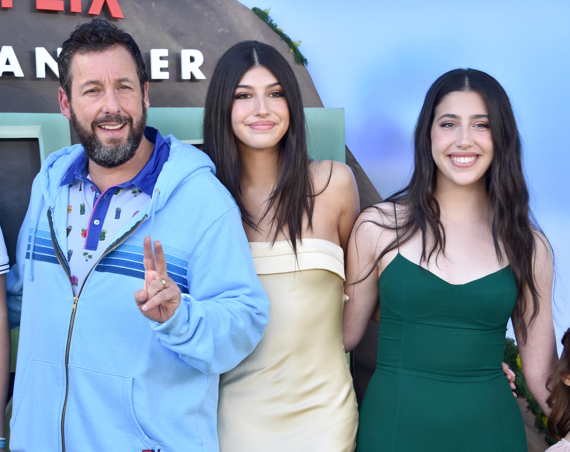 Adam, Sunny und Sadie Sandler bei der Premiere von Netflix' "Leo" in Los Angeles am 19. November 2023. | Quelle: Getty Images