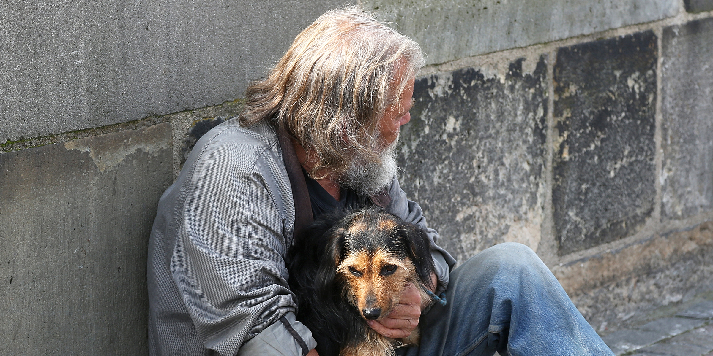 Ein Mann mit einem Hund | Quelle: Shutterstock