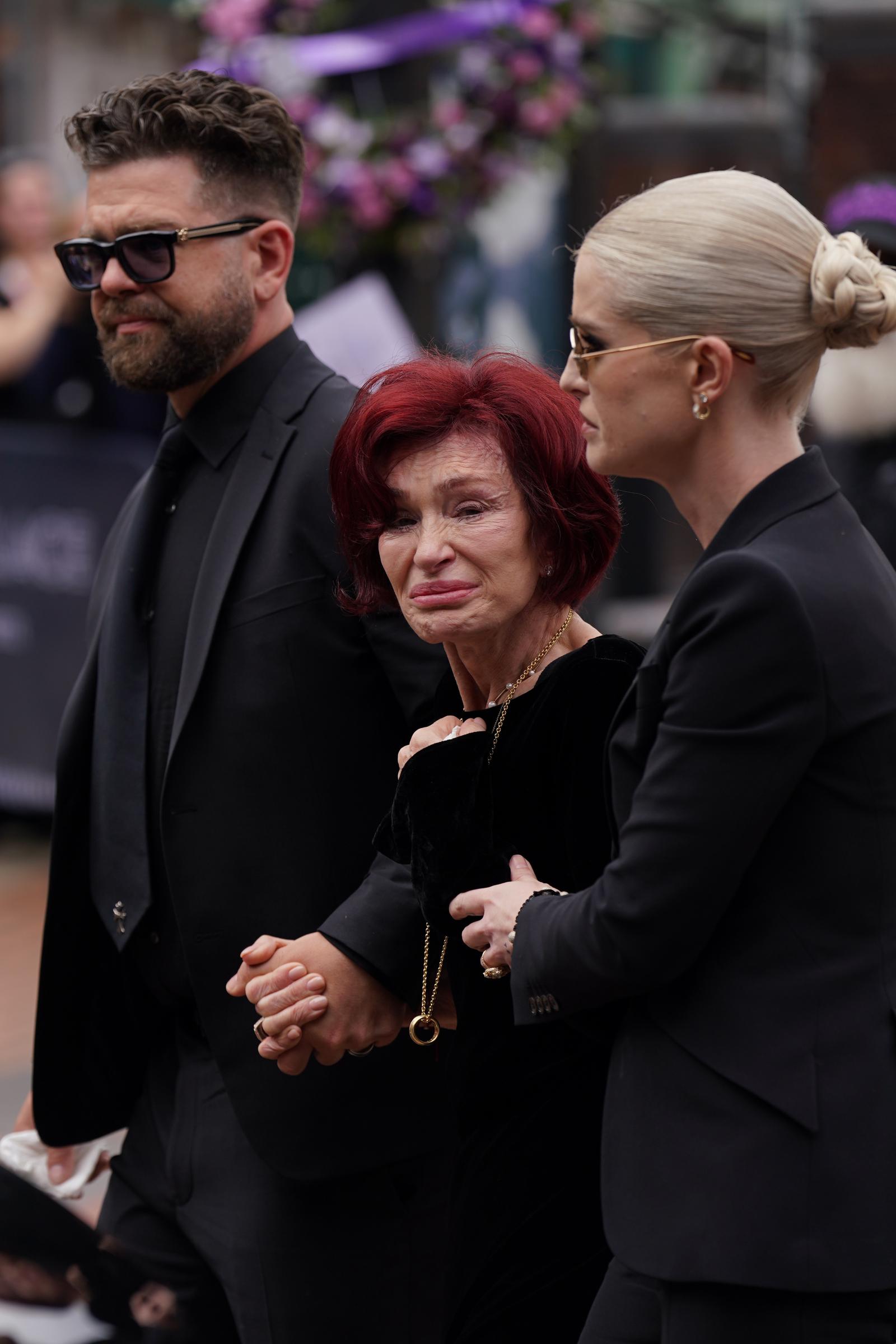 Sharon, Jack und Kelly Osbourne bei der Beerdigung des verstorbenen Ozzy Osbourne in Birmingham am 30. Juli 2025 | Quelle: Getty Images