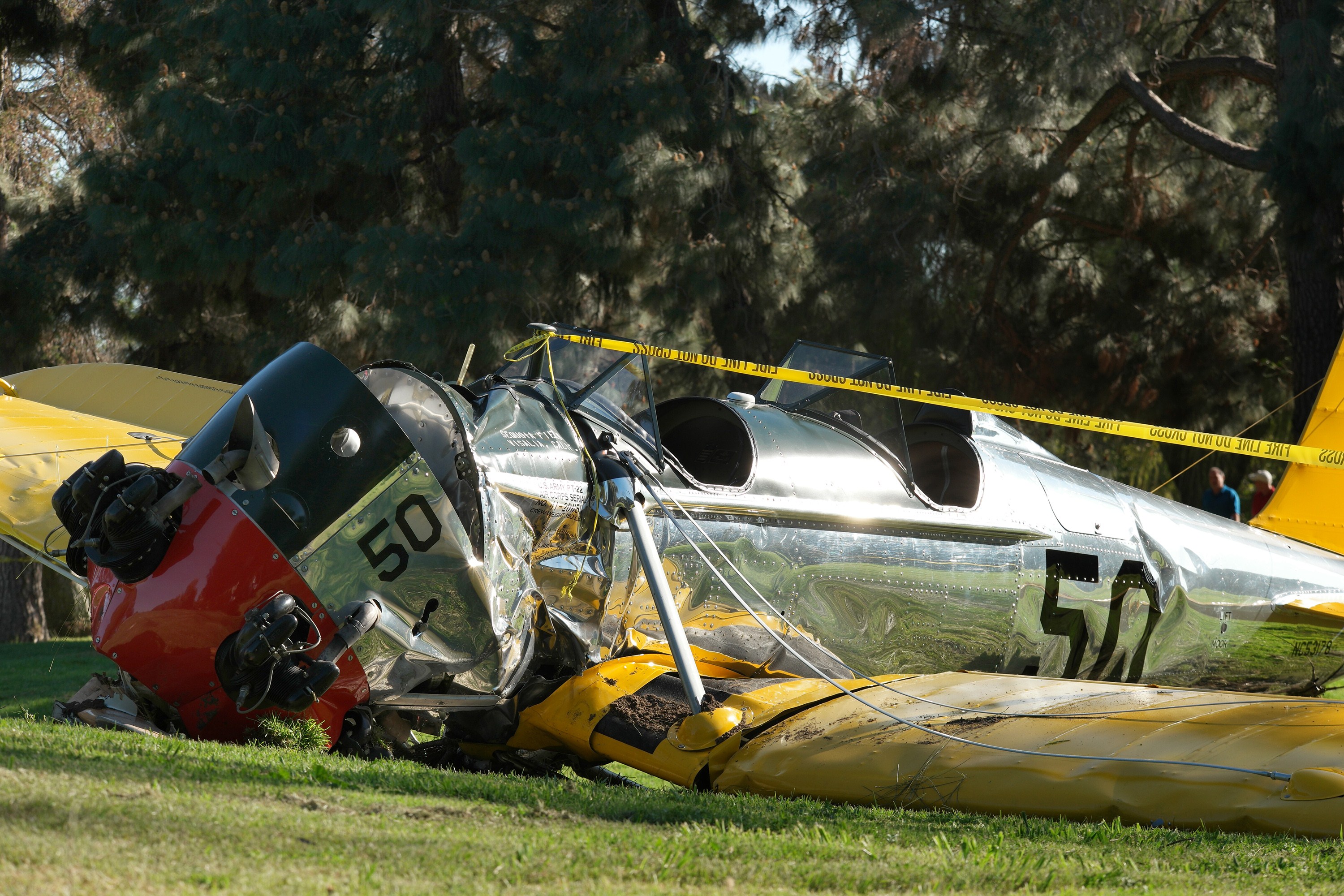 Das kleine Flugzeug von Harrison Ford nach dem Absturz auf dem Penmar Golfplatz in Venice, Kalifornien, am 5. März 2015. | Quelle: Getty Images